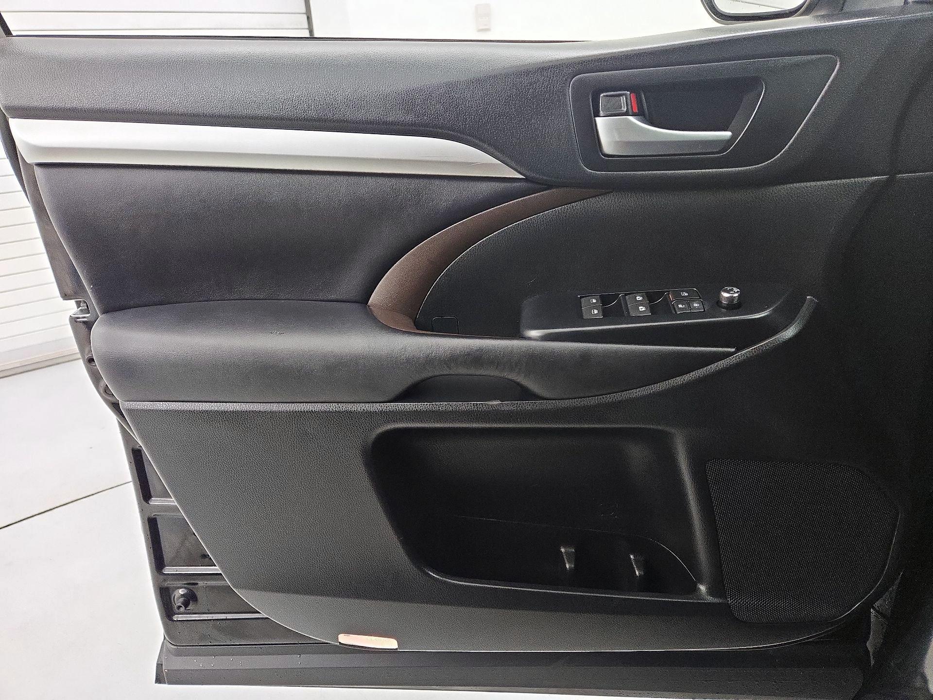 Thumbnail: 2019 Toyota Highlander - 12