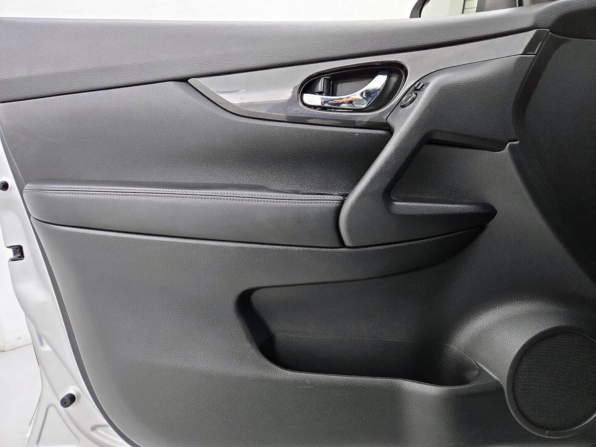 Thumbnail: 2017 Nissan Rogue - 12