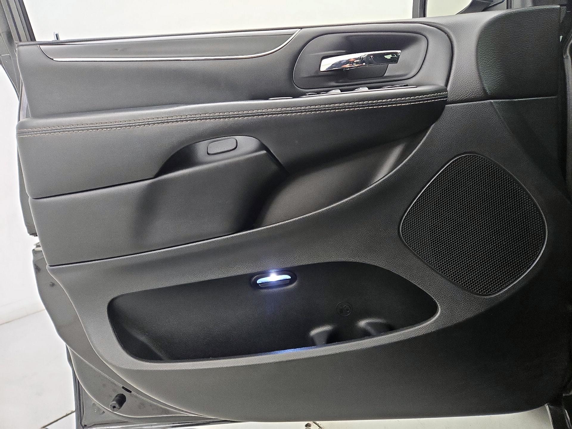 Thumbnail: 2018 Dodge Grand Caravan - 12