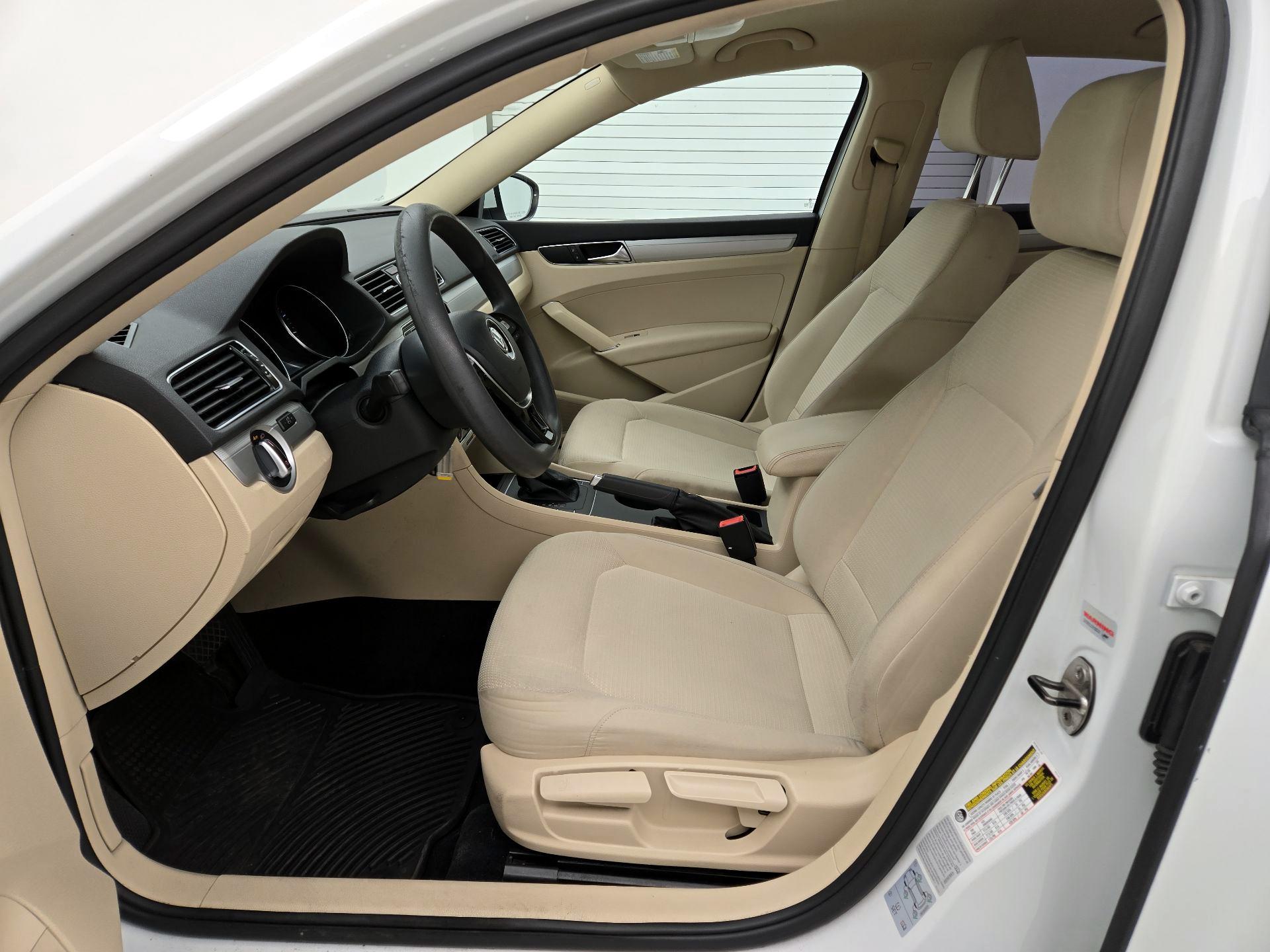 Thumbnail: 2017 Volkswagen Passat - 11