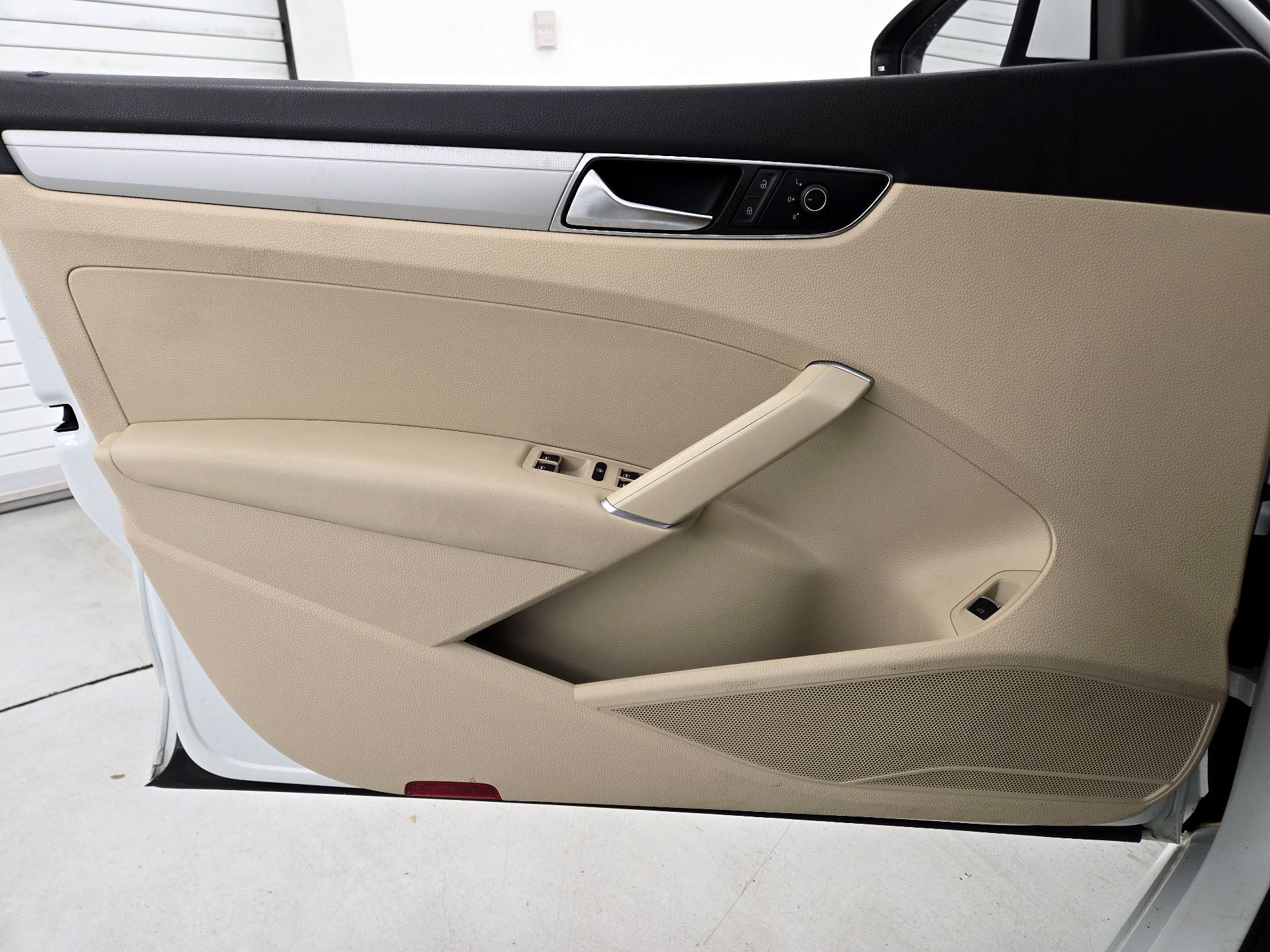 Thumbnail: 2017 Volkswagen Passat - 12