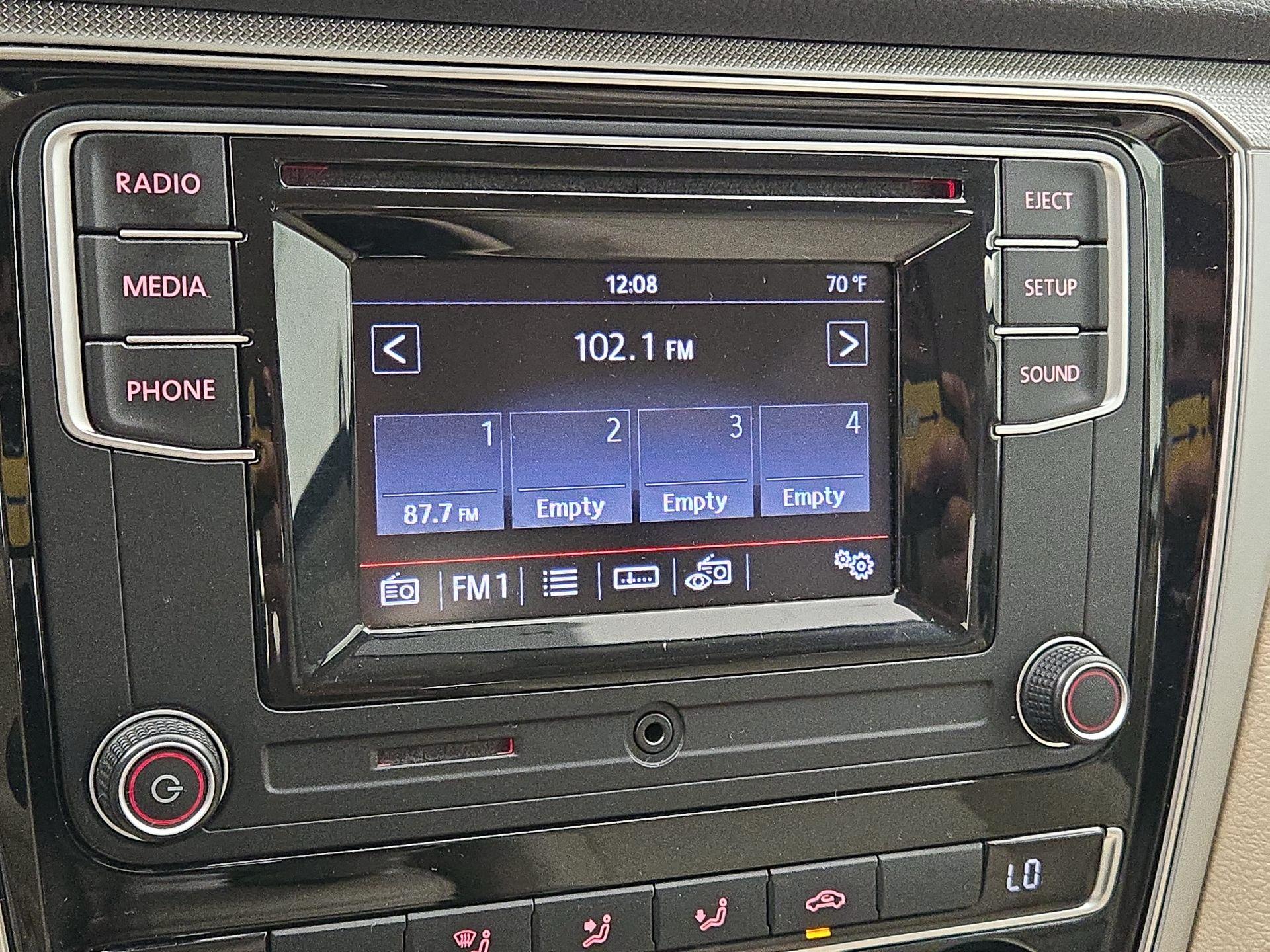 Thumbnail: 2017 Volkswagen Passat - 15