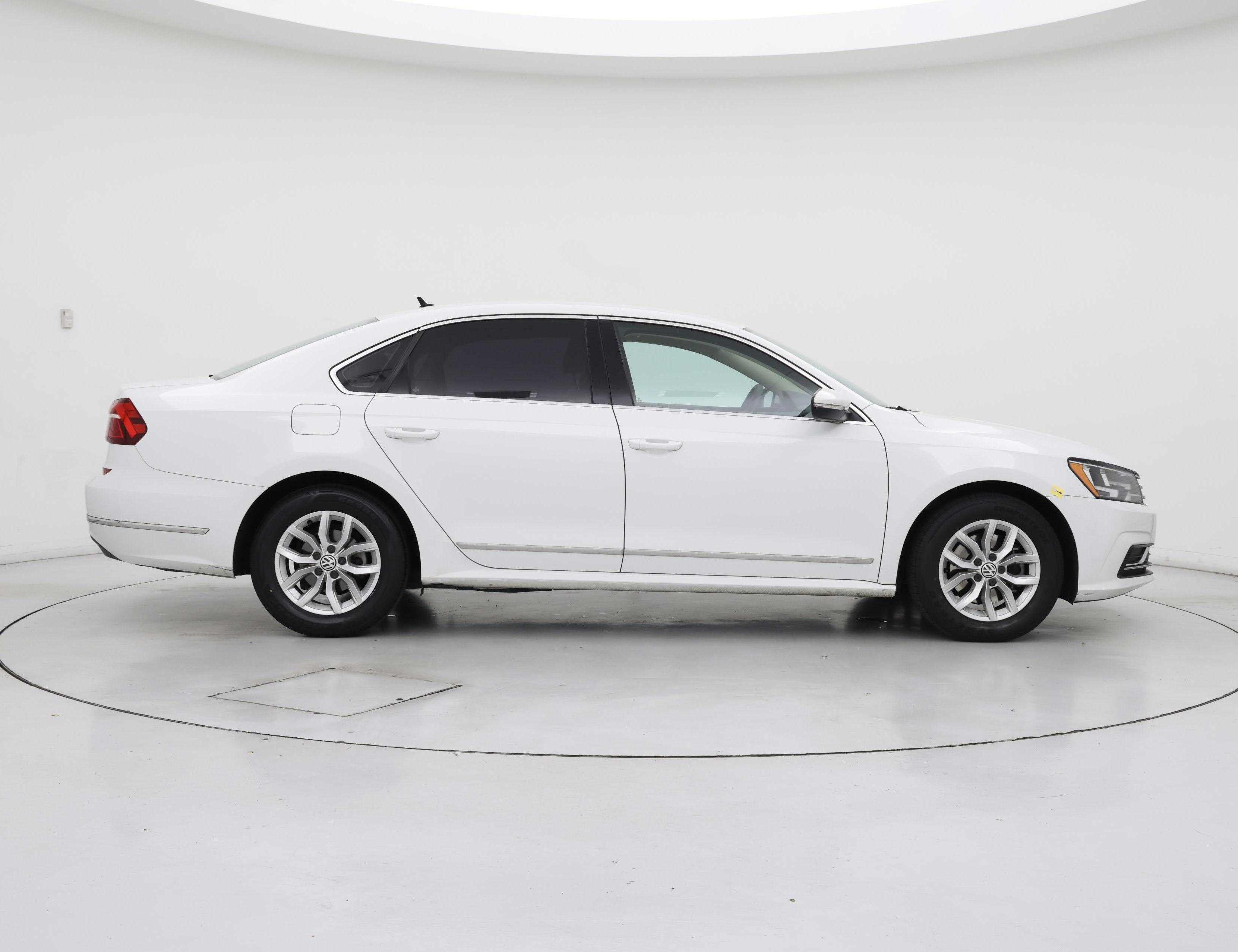 Thumbnail: 2017 Volkswagen Passat - 7