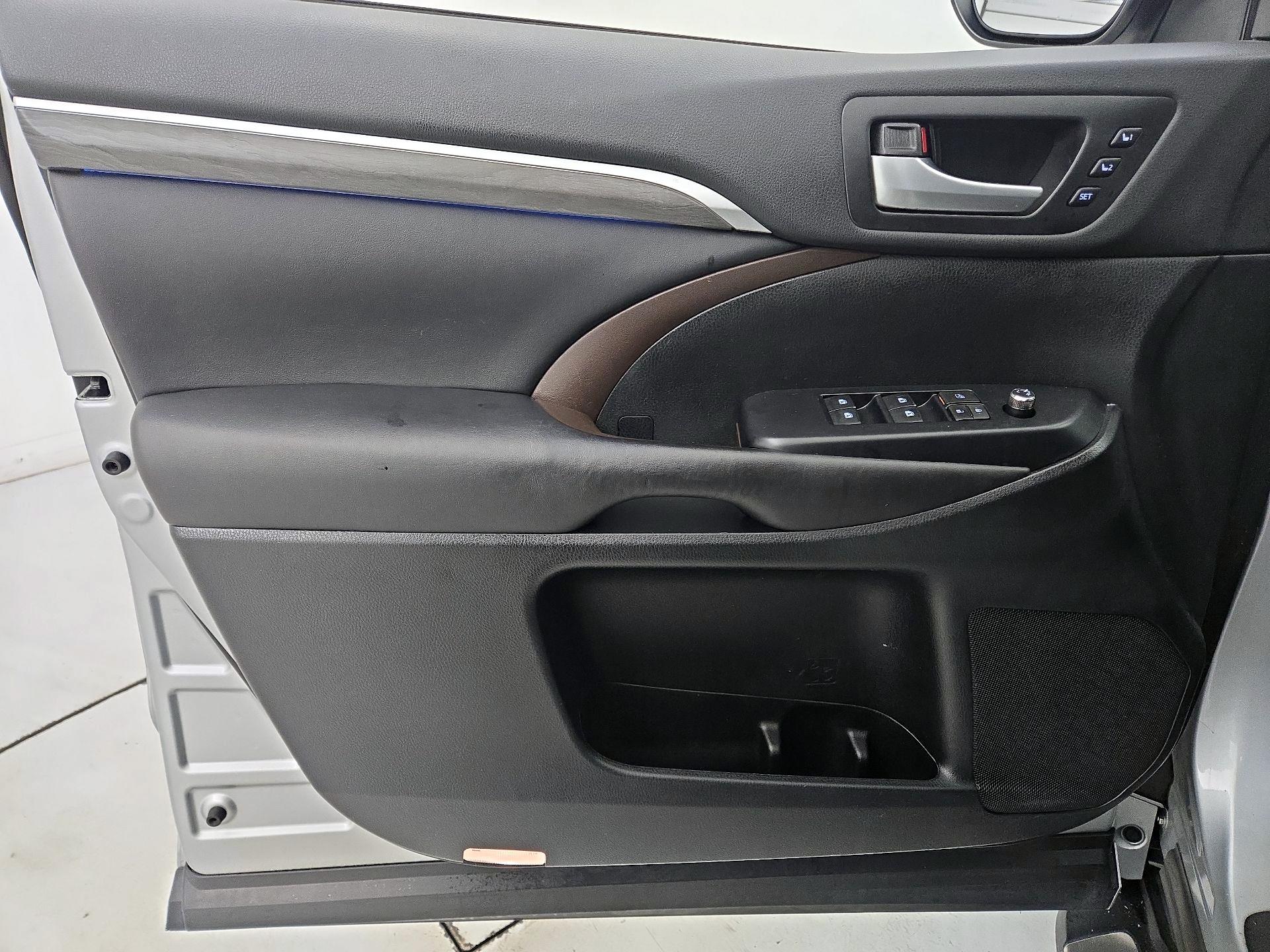 Thumbnail: 2017 Toyota Highlander - 12