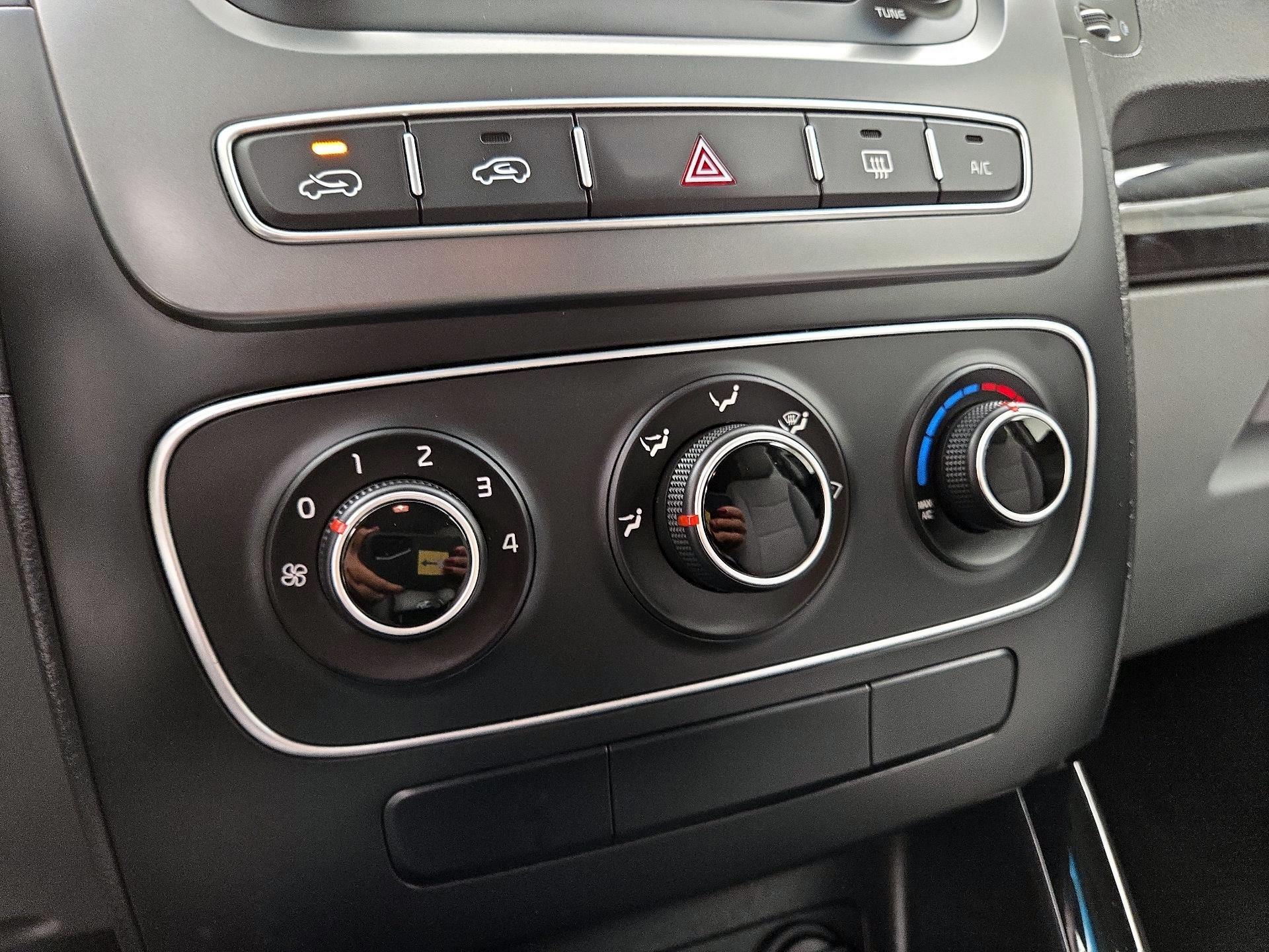 Thumbnail: 2015 Kia Sorento - 15