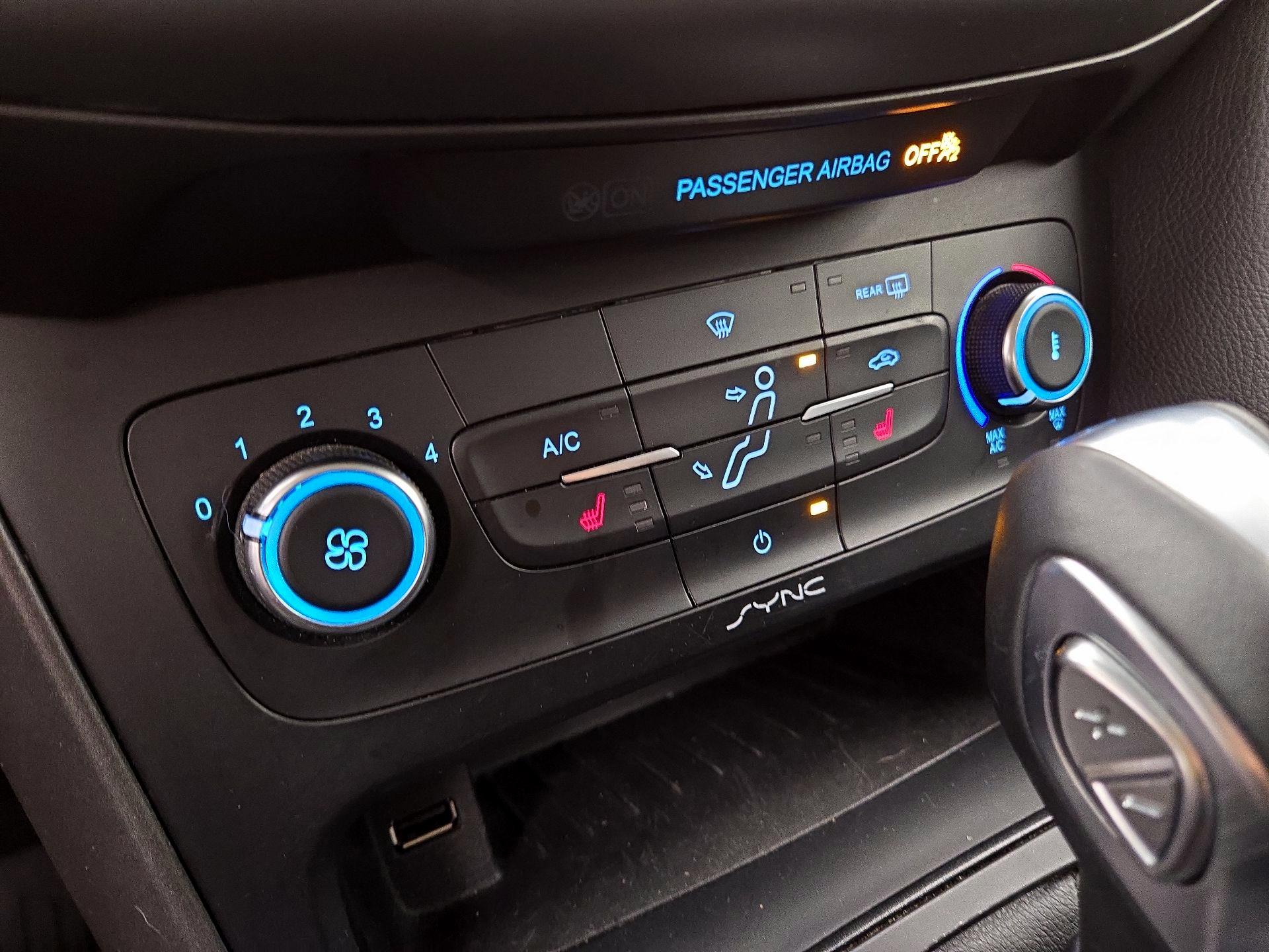 Thumbnail: 2015 Ford Focus - 16