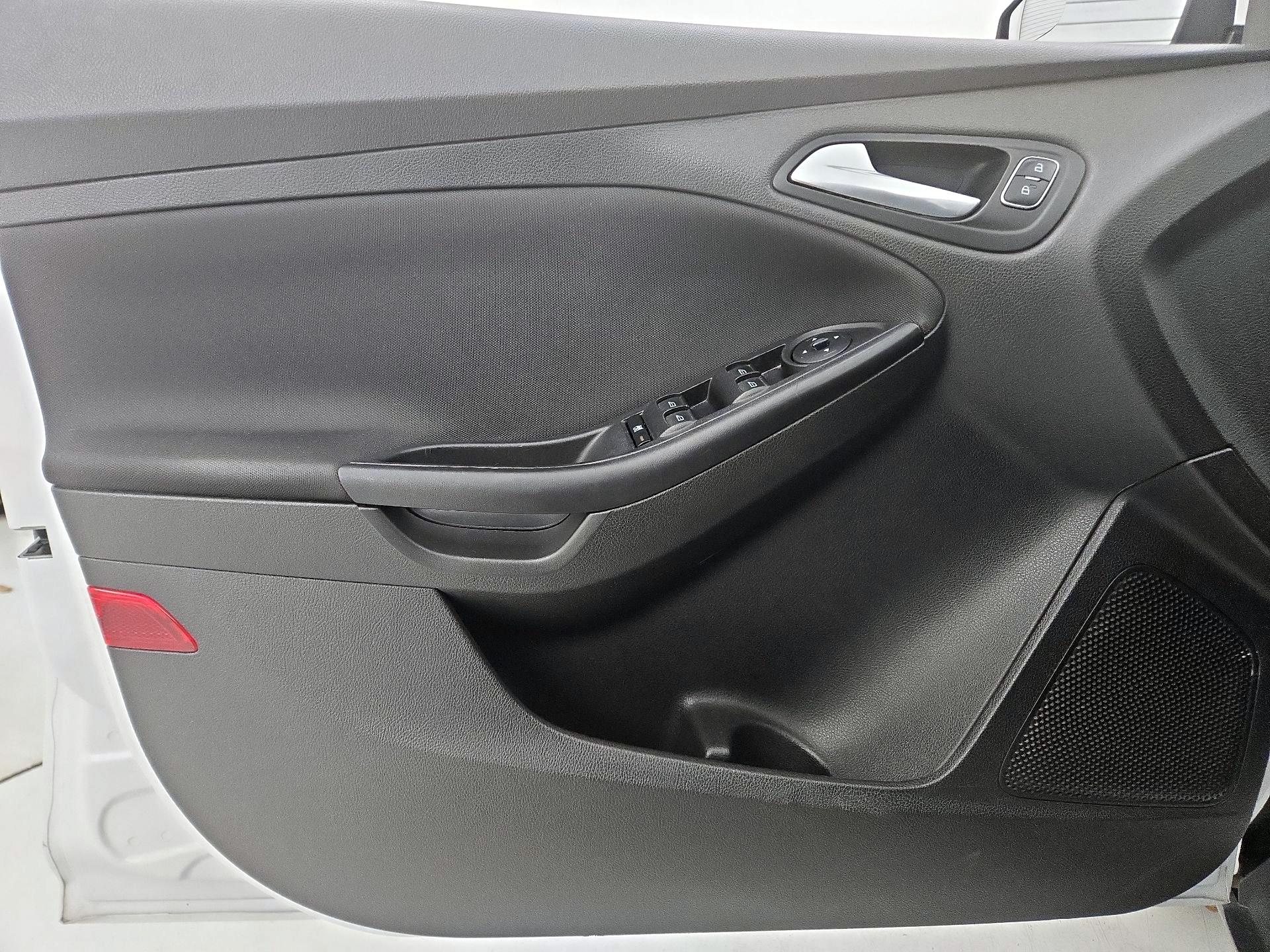 Thumbnail: 2016 Ford Focus - 12