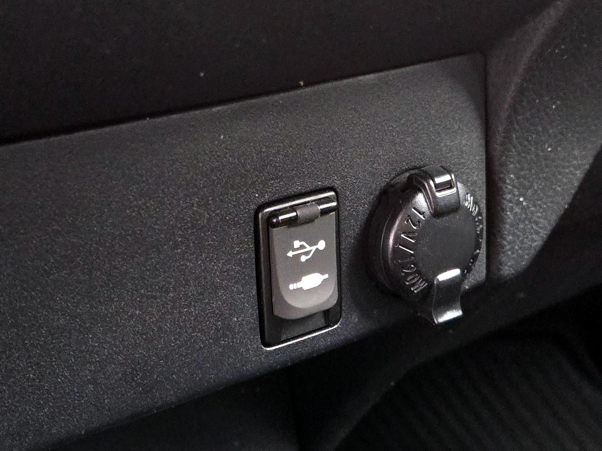 Thumbnail: 2017 Toyota RAV4 - 18