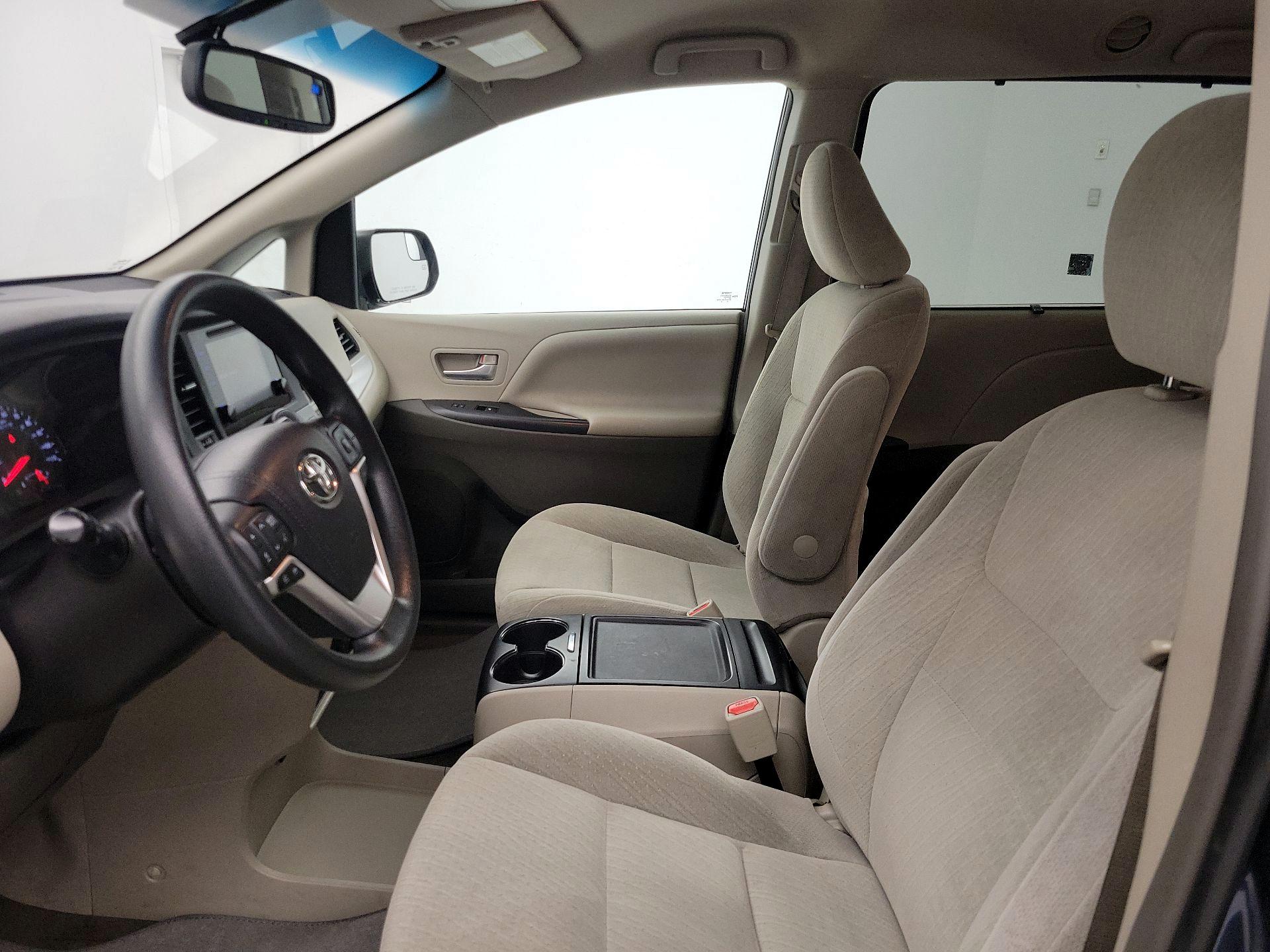 Thumbnail: 2015 Toyota Sienna - 11