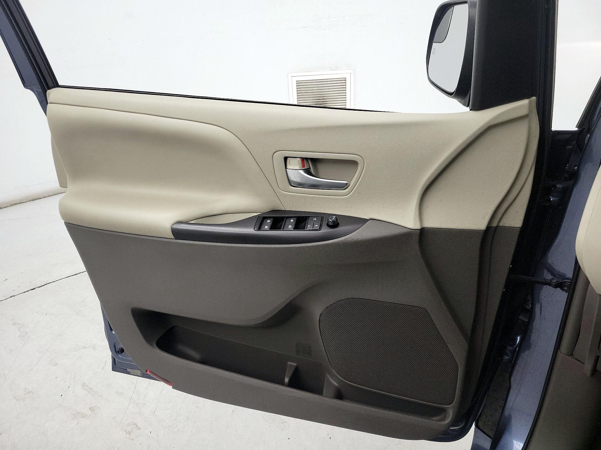 Thumbnail: 2015 Toyota Sienna - 12