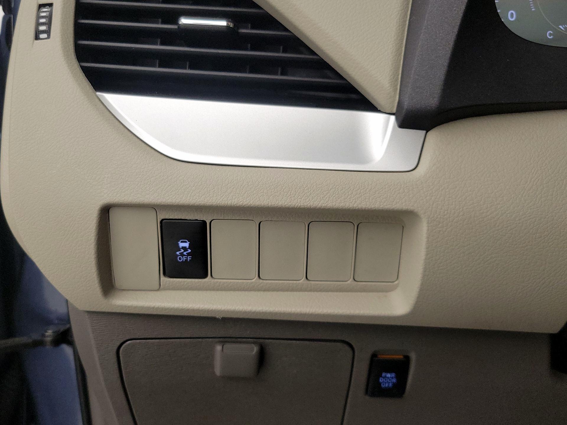 Thumbnail: 2015 Toyota Sienna - 13