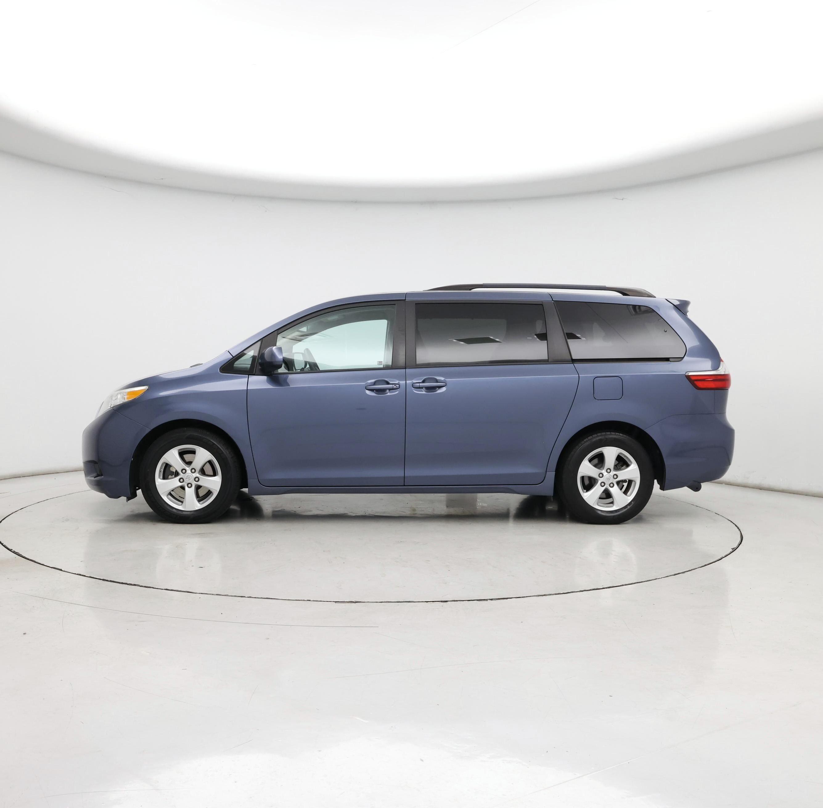 Thumbnail: 2015 Toyota Sienna - 3