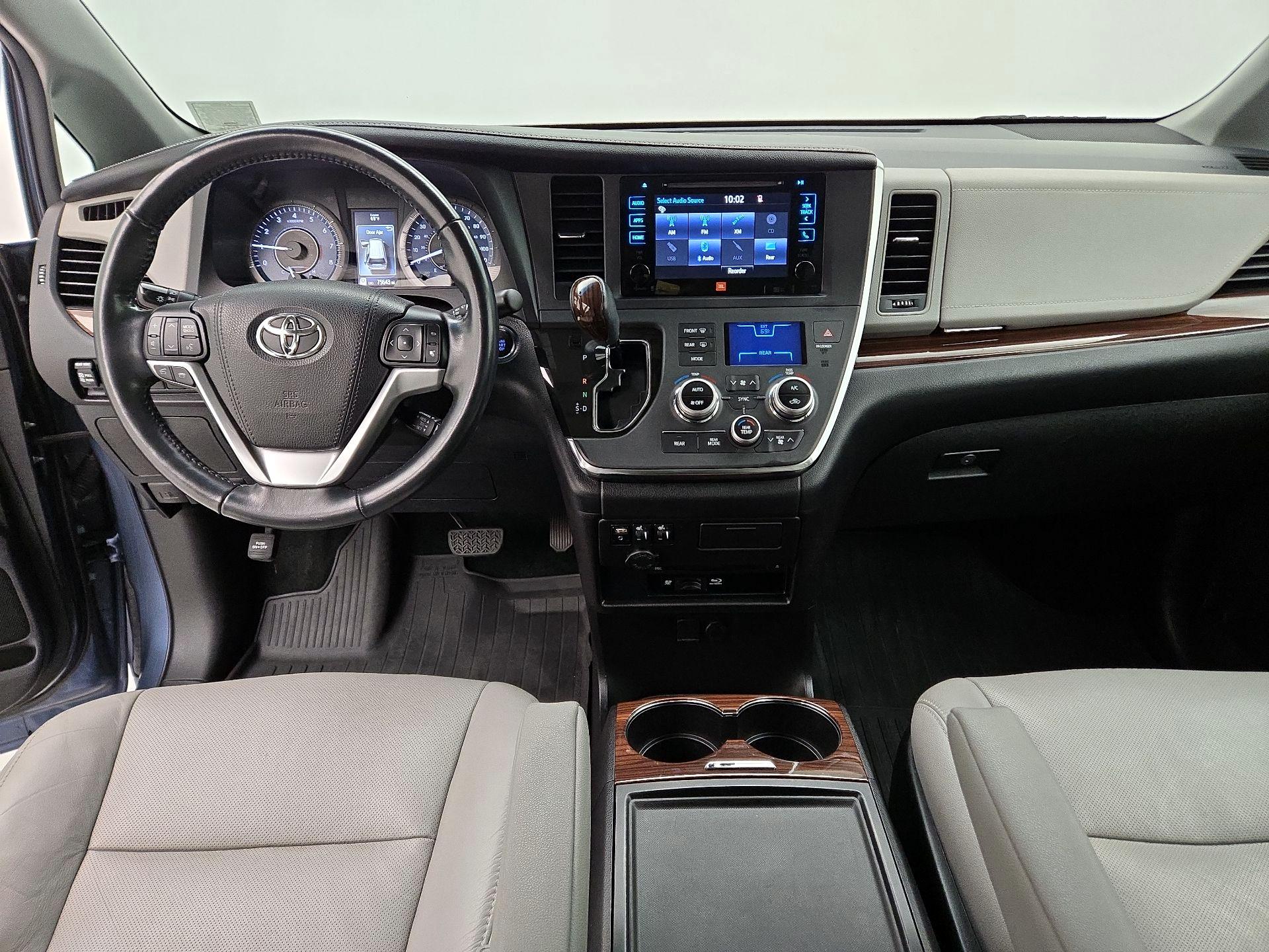 Thumbnail: 2017 Toyota Sienna - 9