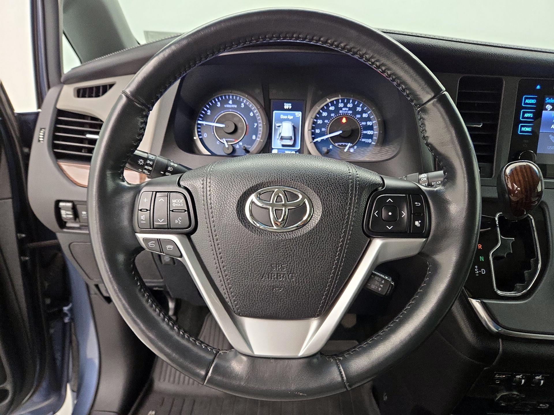 Thumbnail: 2017 Toyota Sienna - 10