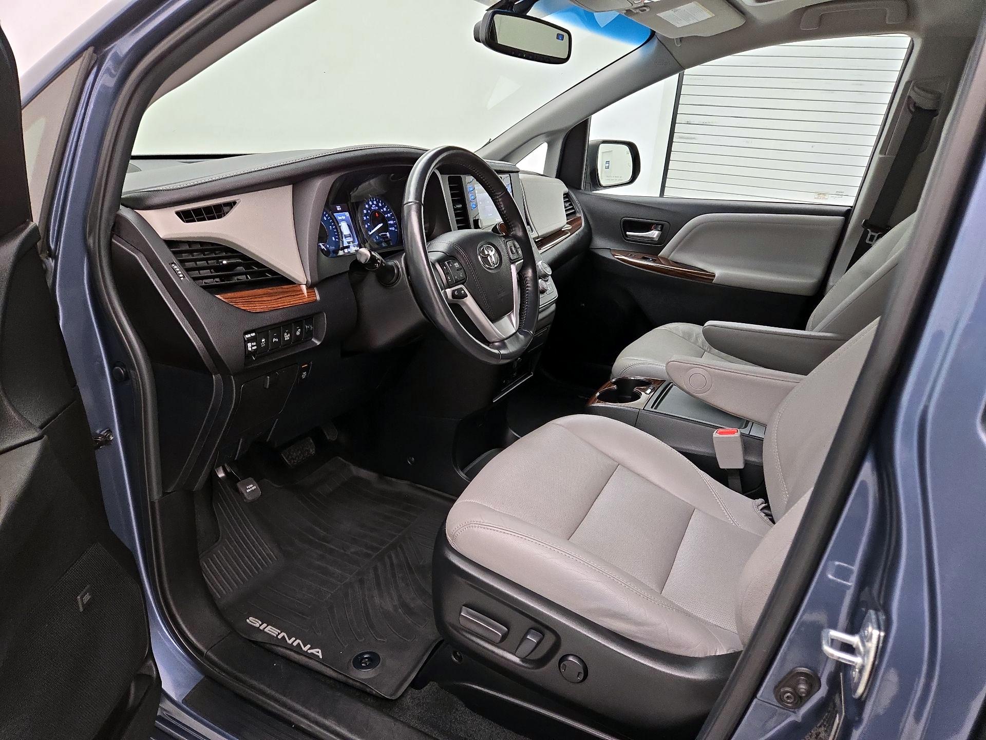 Thumbnail: 2017 Toyota Sienna - 11