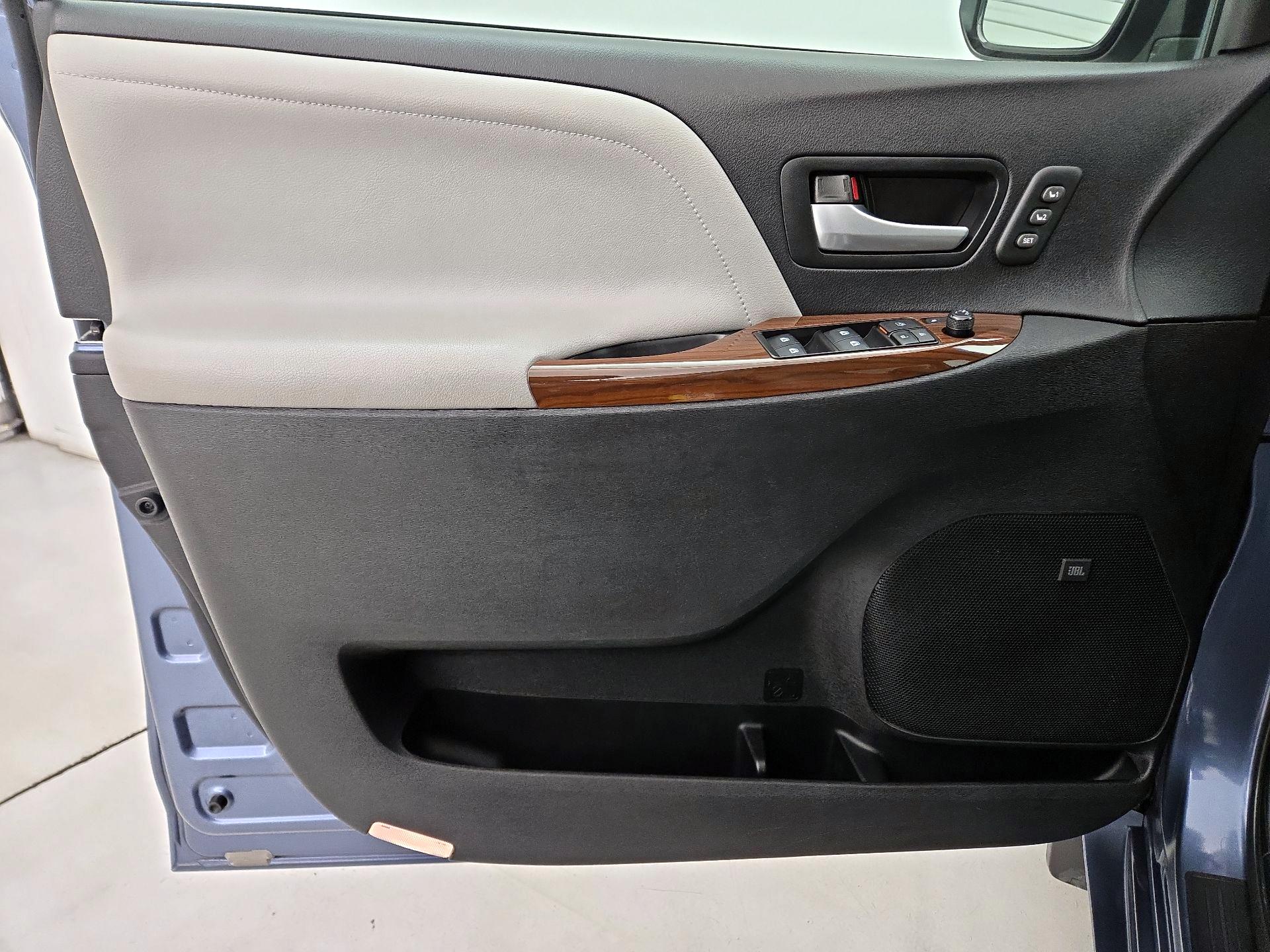 Thumbnail: 2017 Toyota Sienna - 12