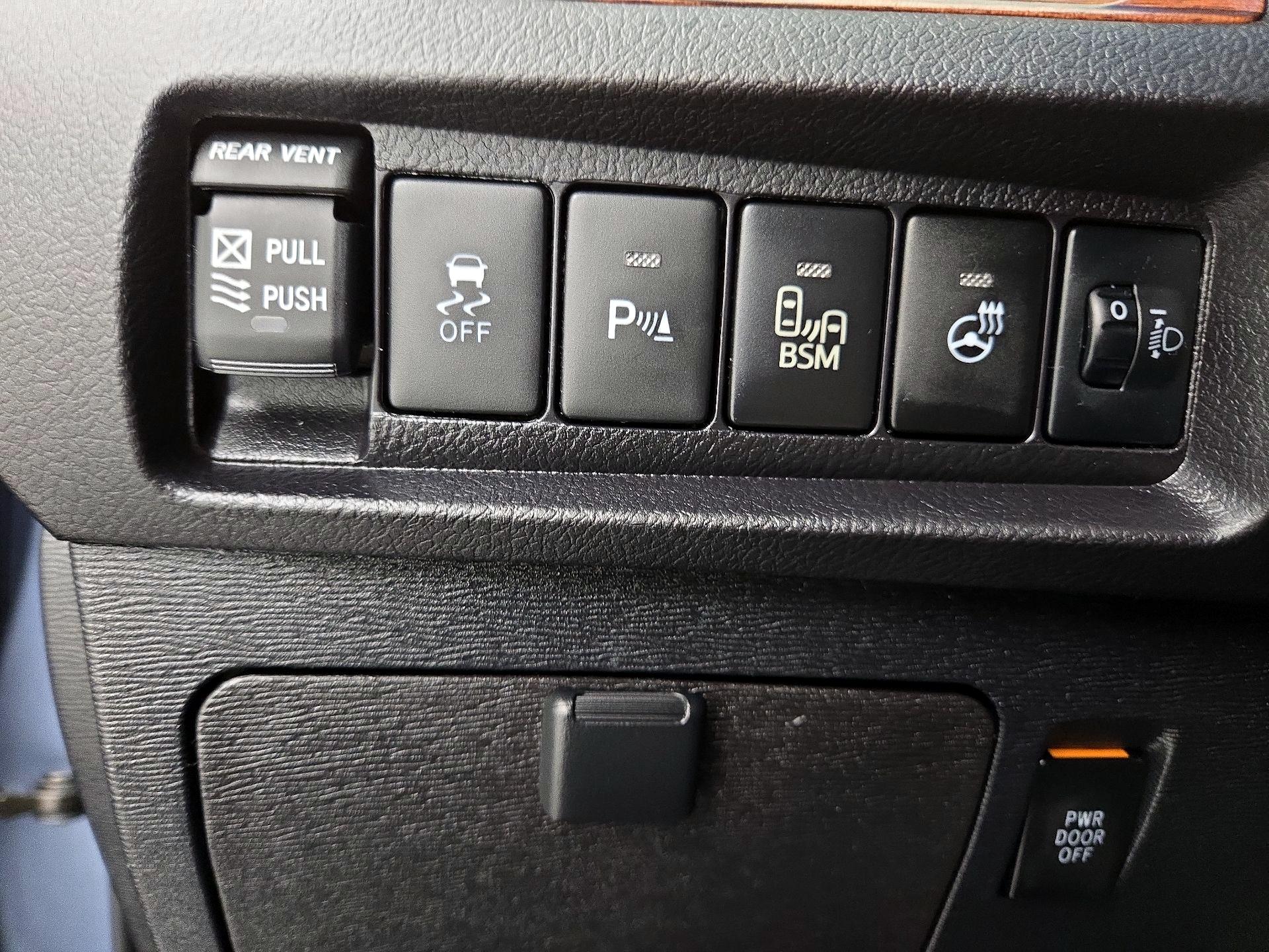 Thumbnail: 2017 Toyota Sienna - 13