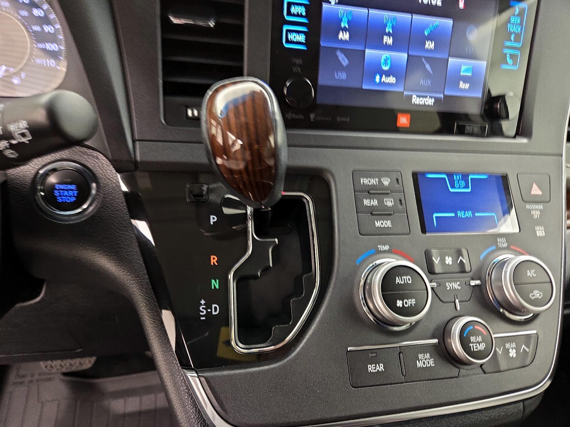 Thumbnail: 2017 Toyota Sienna - 17