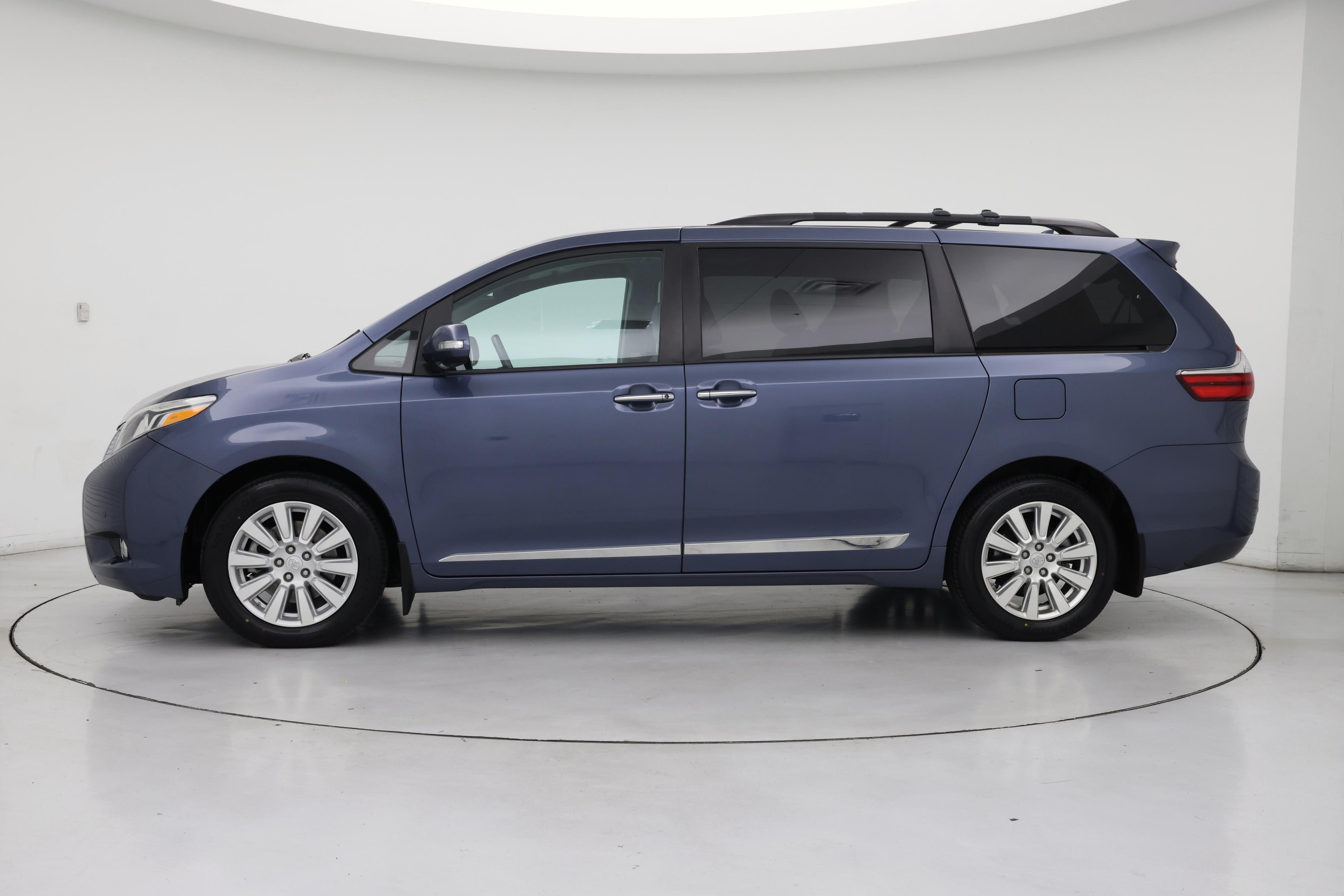 Thumbnail: 2017 Toyota Sienna - 3