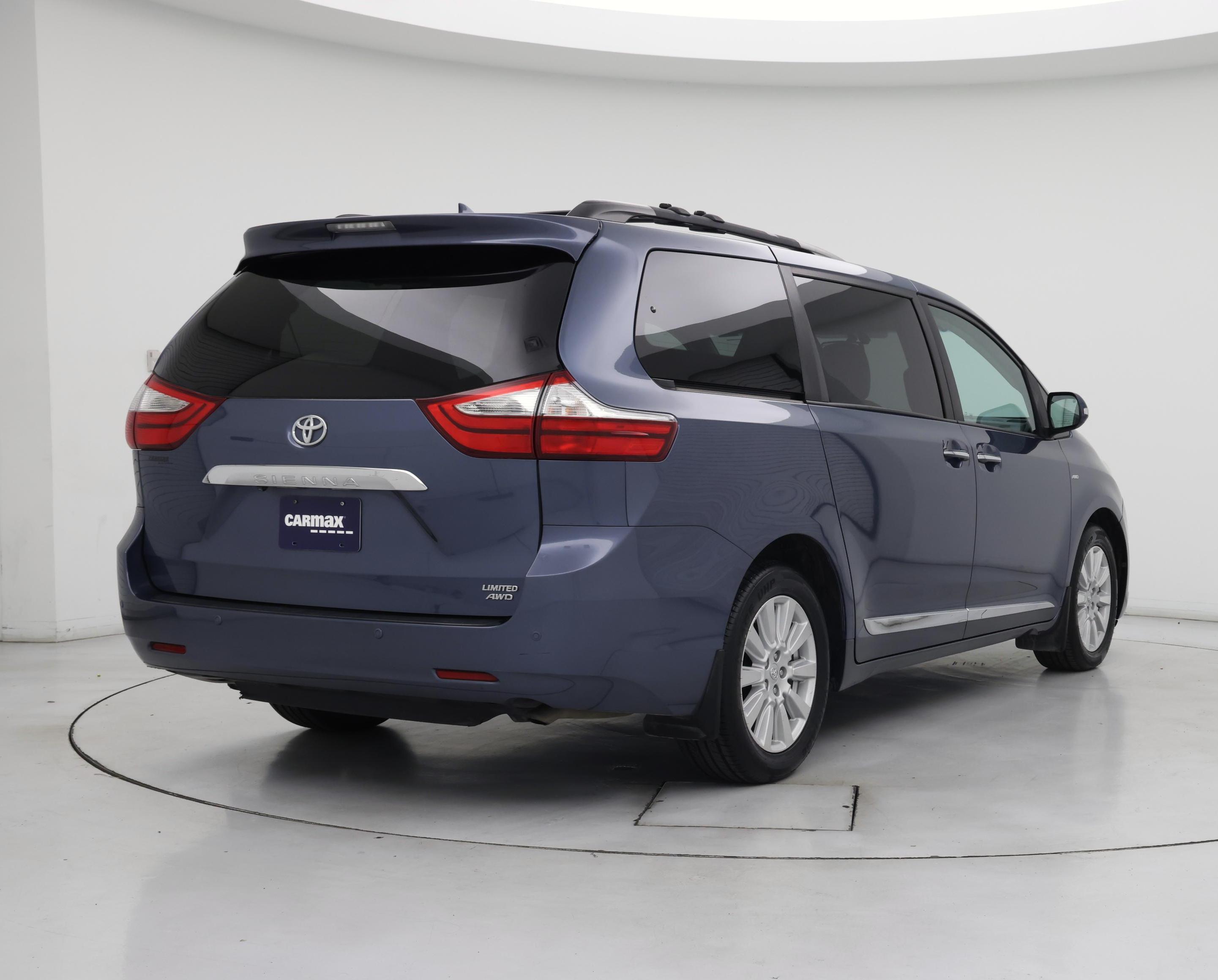 Thumbnail: 2017 Toyota Sienna - 8