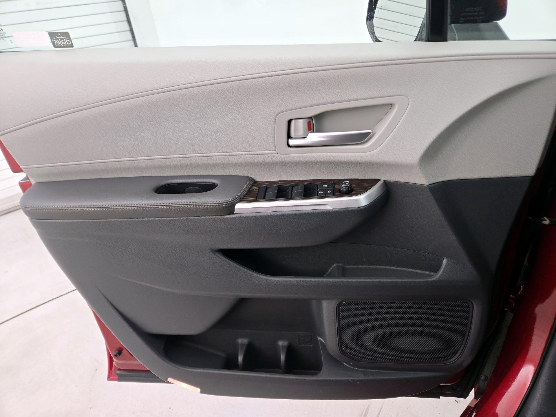 Thumbnail: 2022 Toyota Sienna - 12