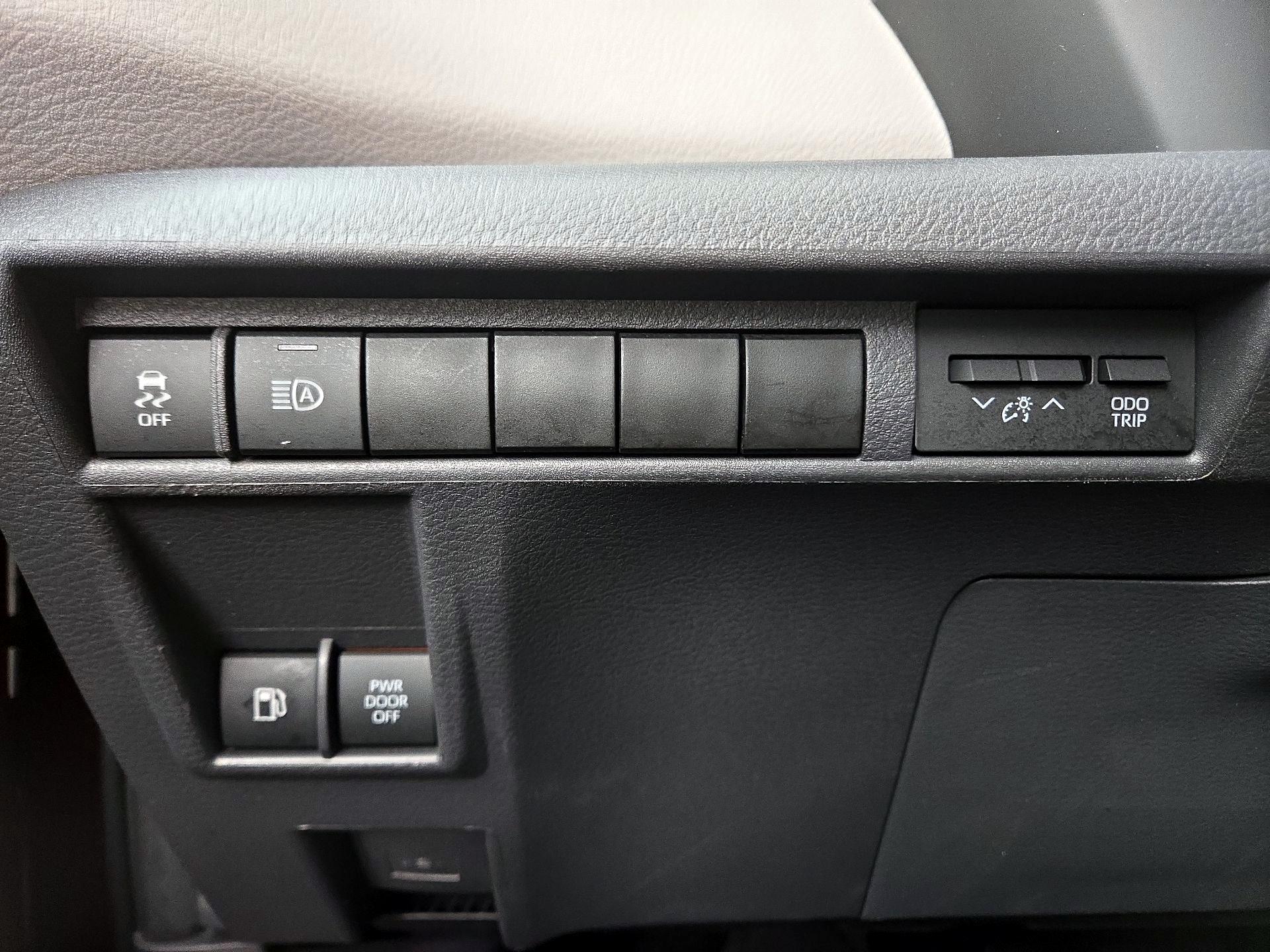 Thumbnail: 2022 Toyota Sienna - 13