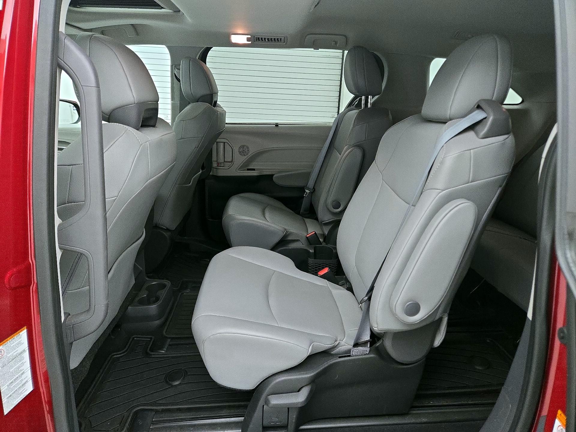 Thumbnail: 2022 Toyota Sienna - 20