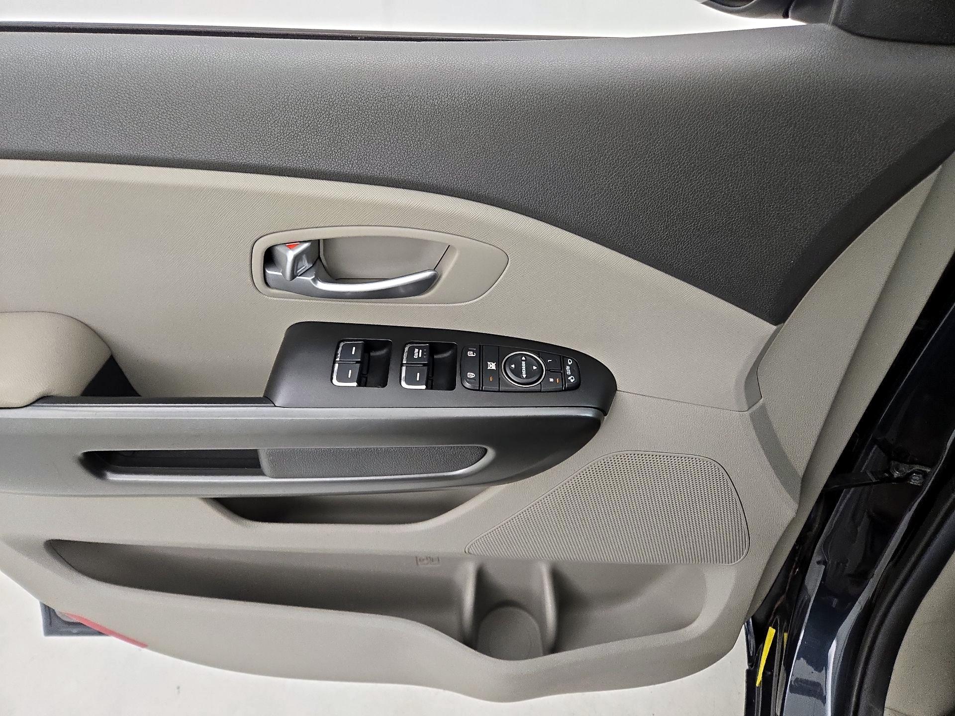 Thumbnail: 2016 Kia Sedona - 12