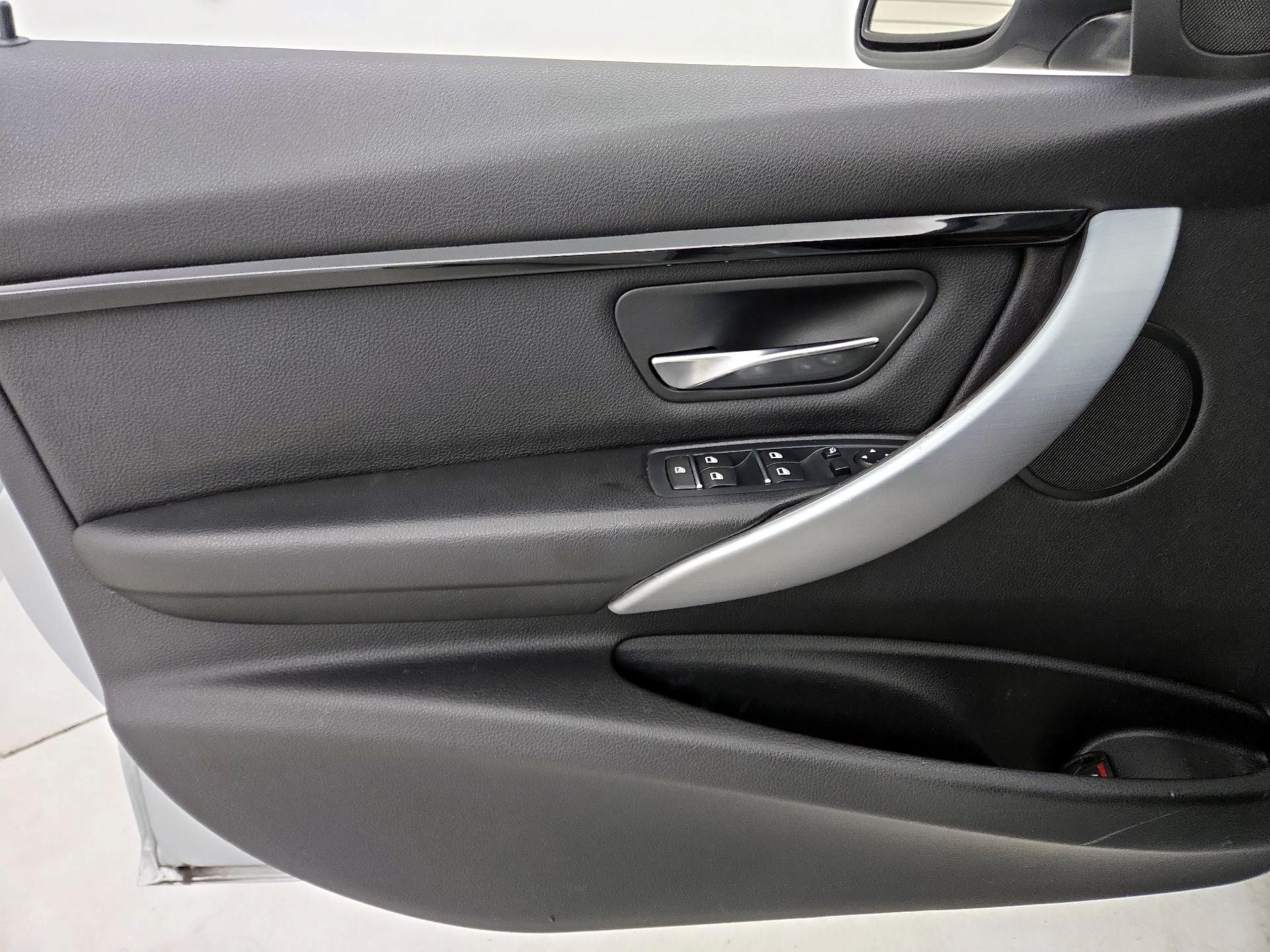 Thumbnail: 2016 BMW 3 Series - 12