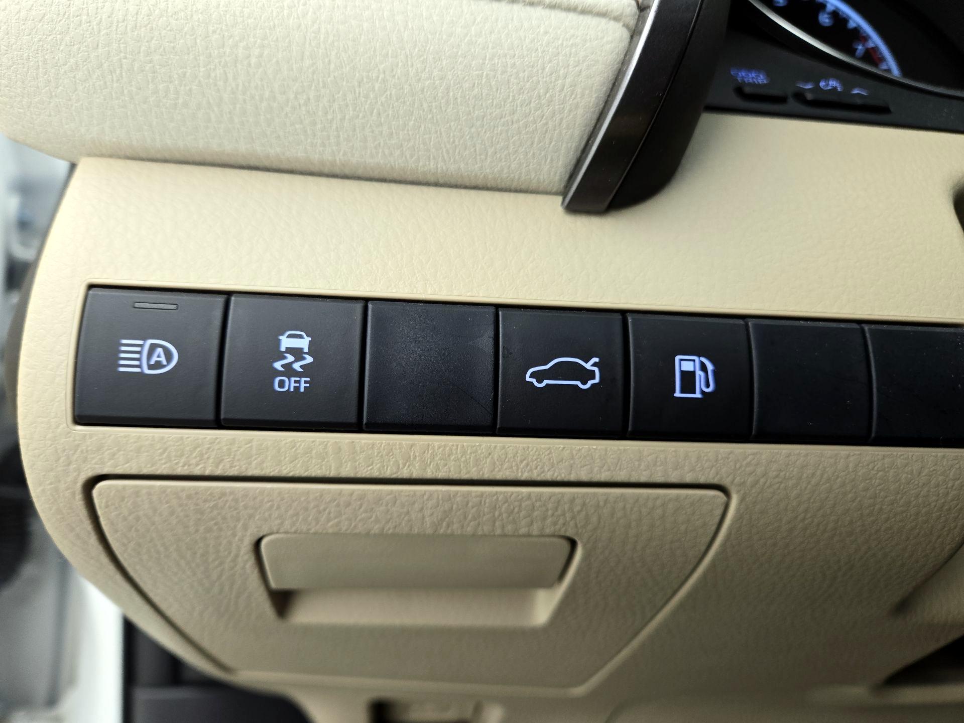 Thumbnail: 2018 Toyota Camry - 13