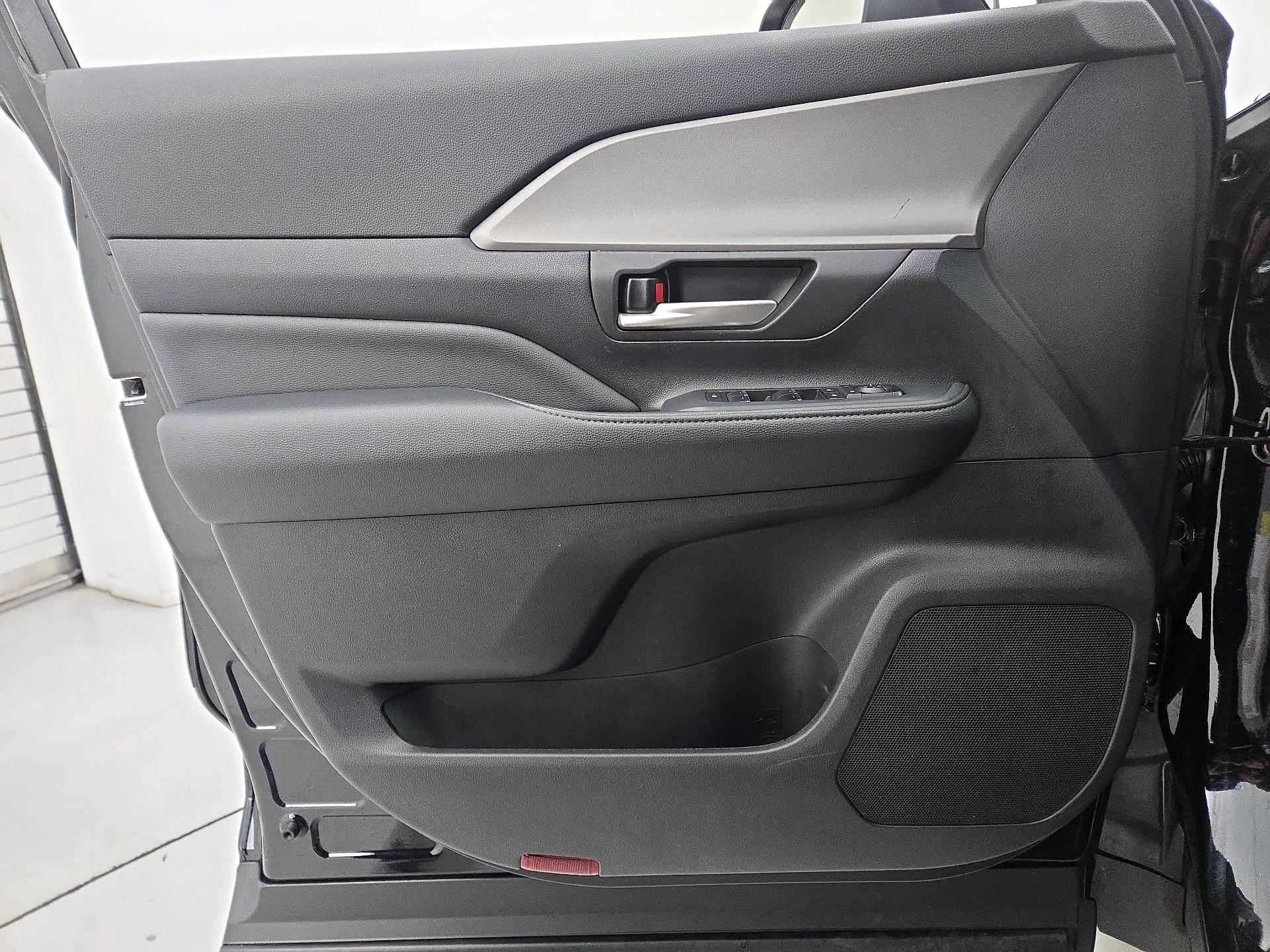 Thumbnail: 2025 Toyota Highlander - 12