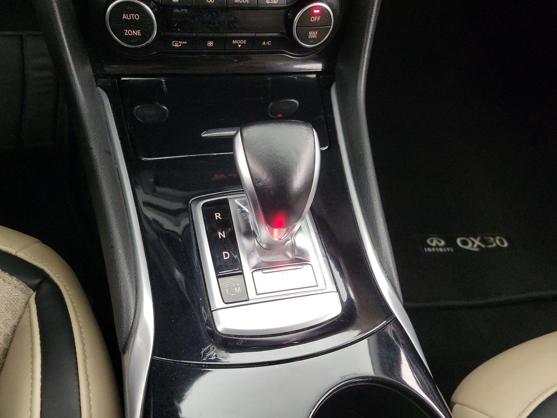 Thumbnail: 2018 INFINITI QX30 - 17