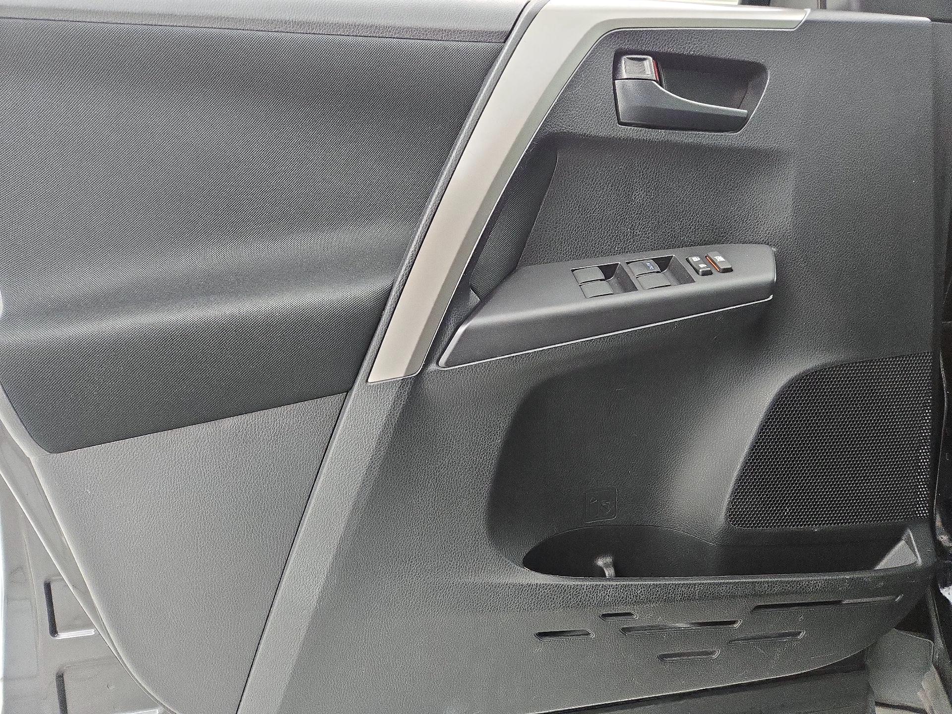 Thumbnail: 2018 Toyota RAV4 - 12