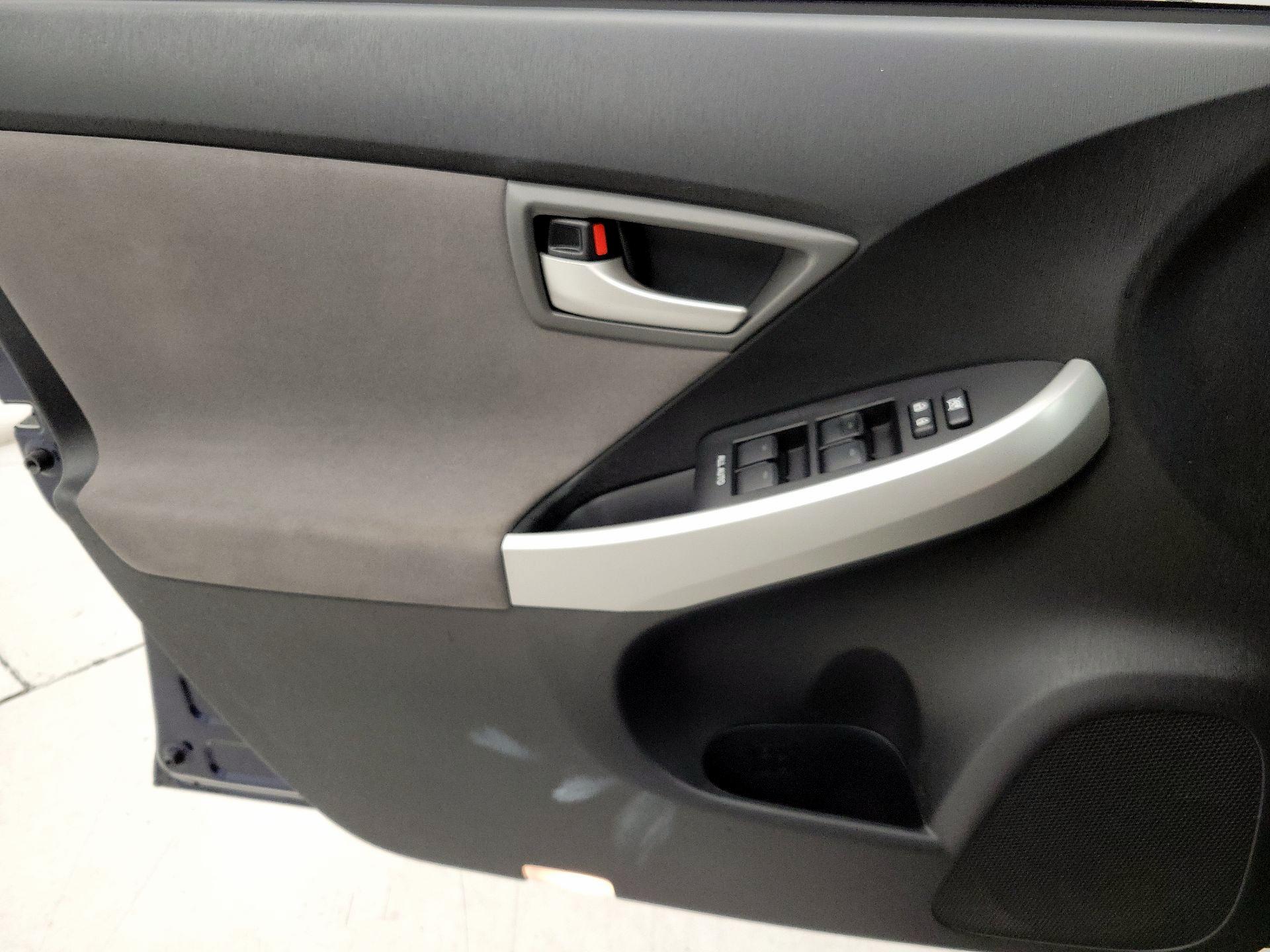 Thumbnail: 2015 Toyota Prius - 12