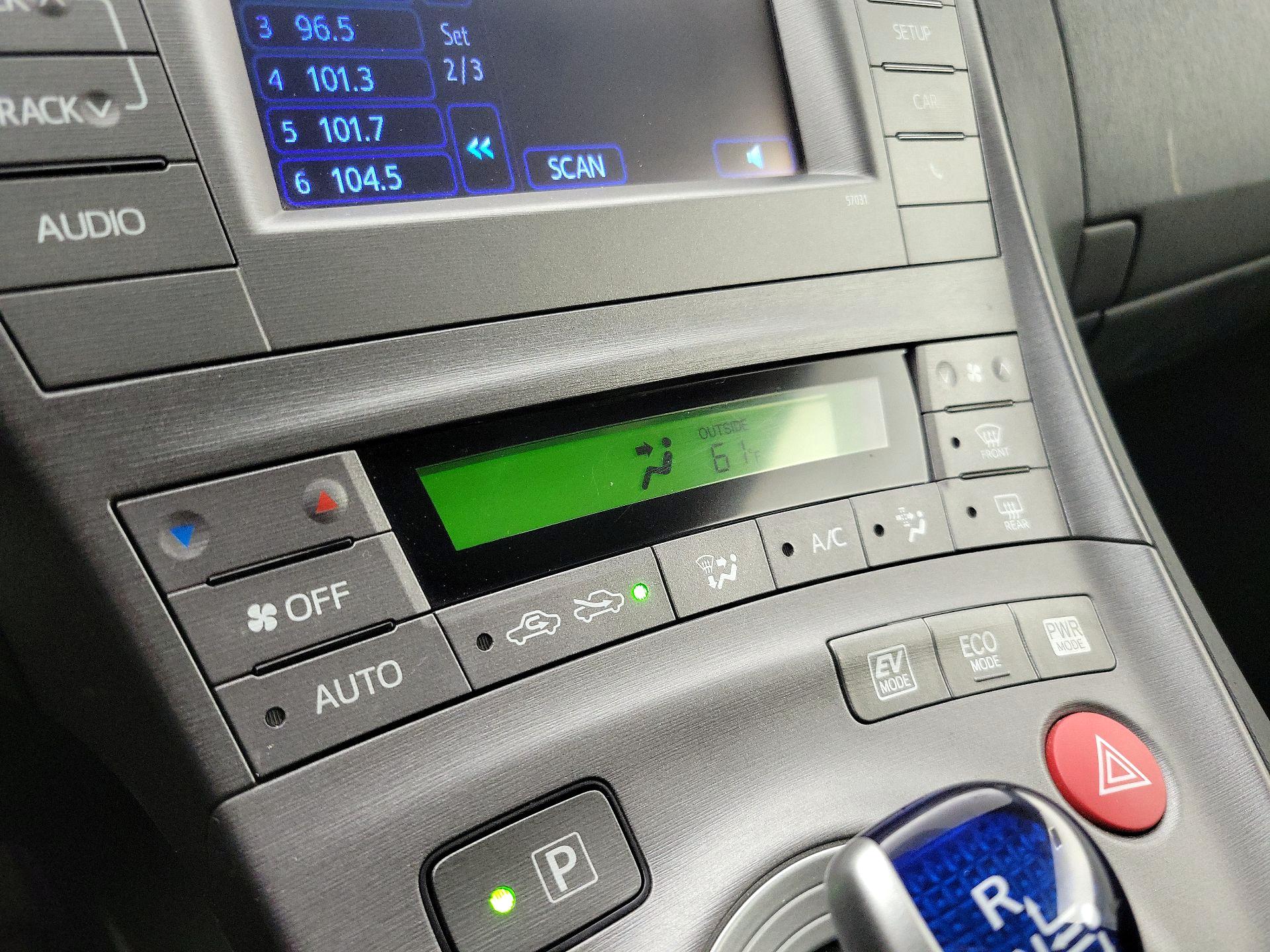 Thumbnail: 2015 Toyota Prius - 16