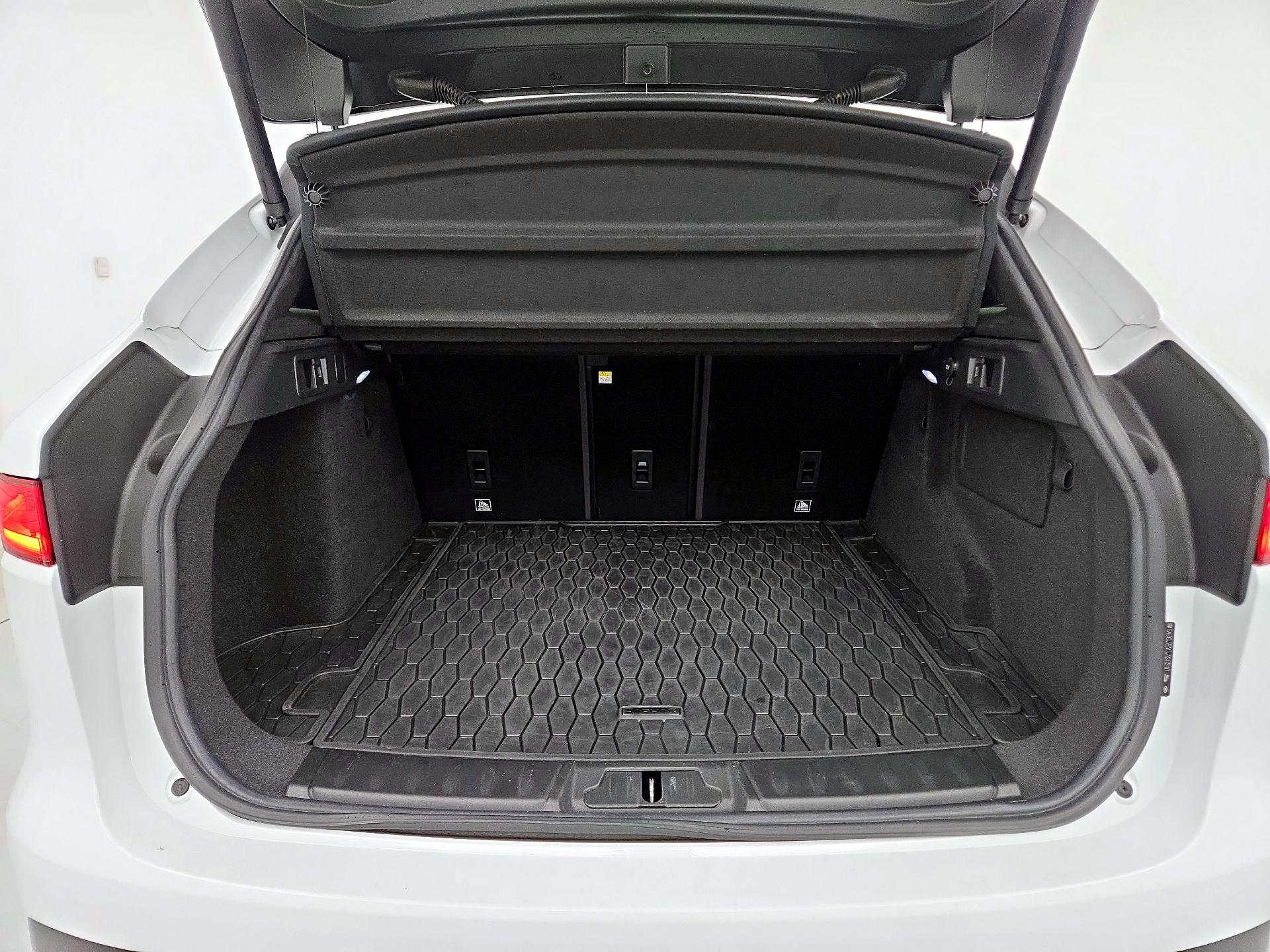 Thumbnail: 2018 Jaguar F-Pace - 19