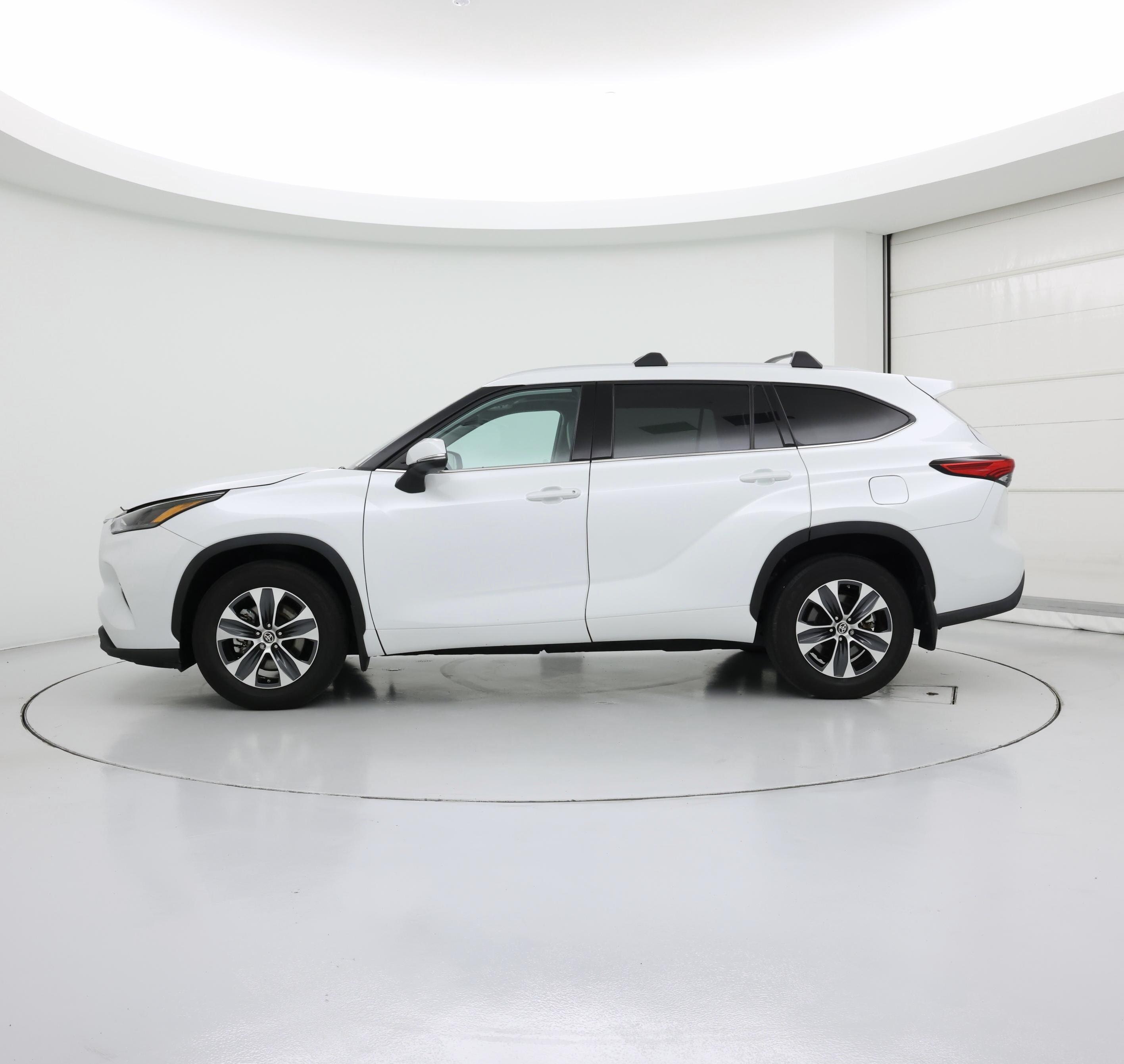 Thumbnail: 2022 Toyota Highlander - 3