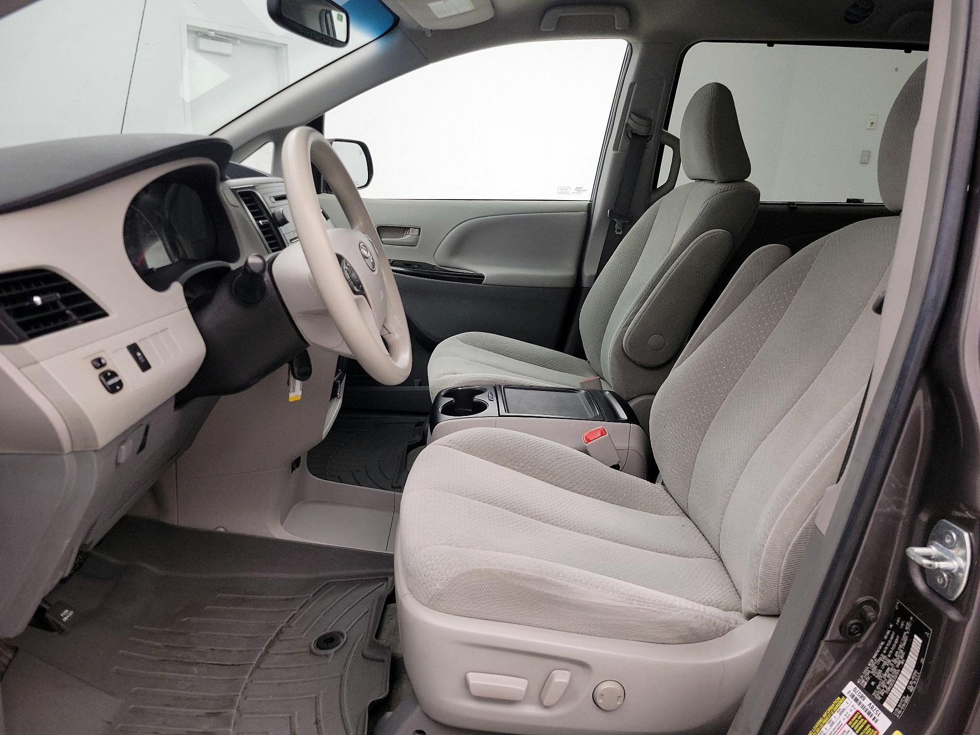 Thumbnail: 2014 Toyota Sienna - 11