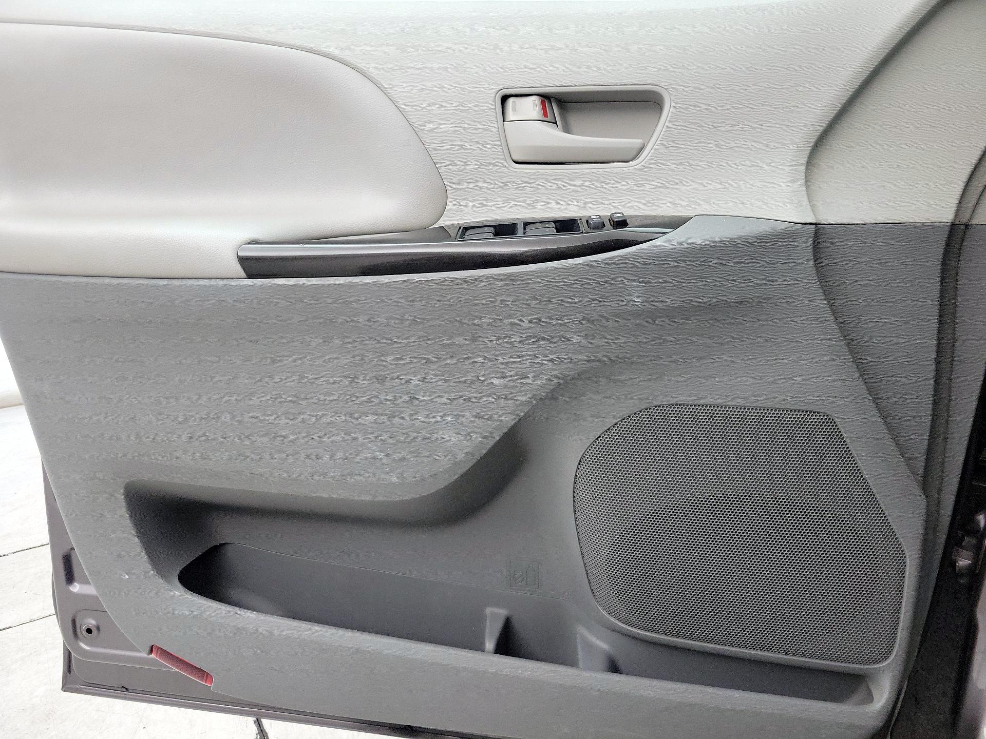 Thumbnail: 2014 Toyota Sienna - 12