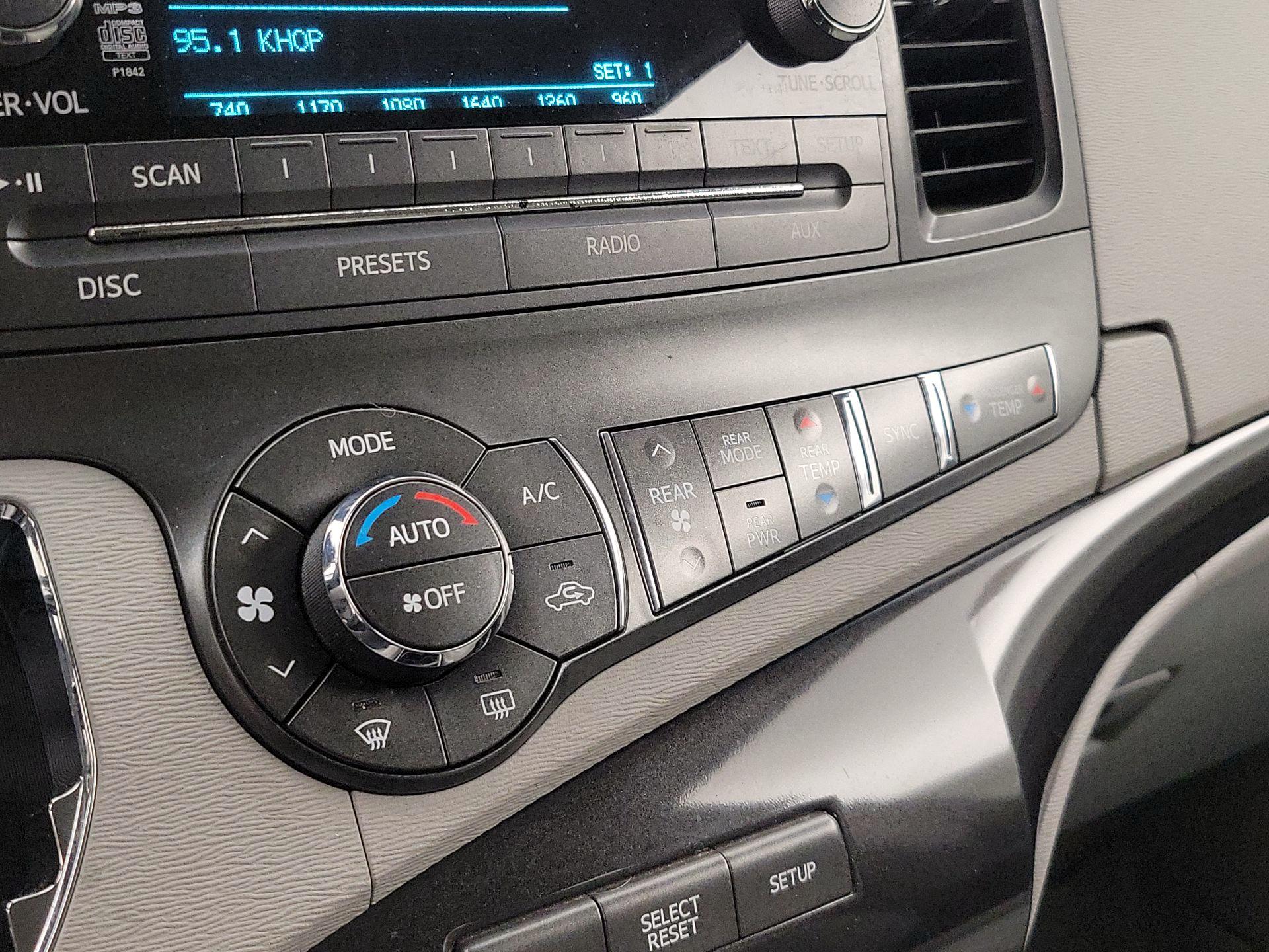 Thumbnail: 2014 Toyota Sienna - 16