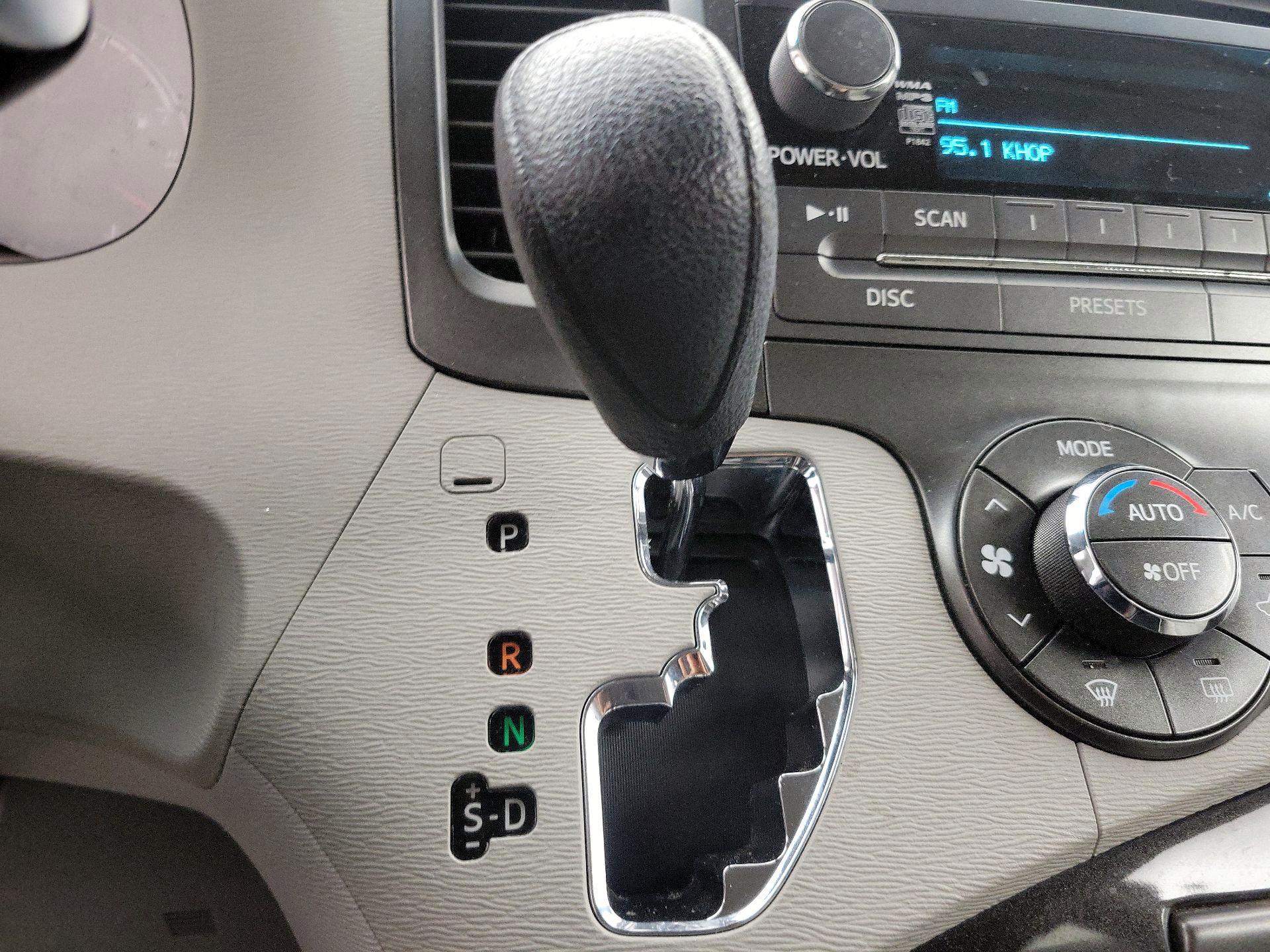 Thumbnail: 2014 Toyota Sienna - 17