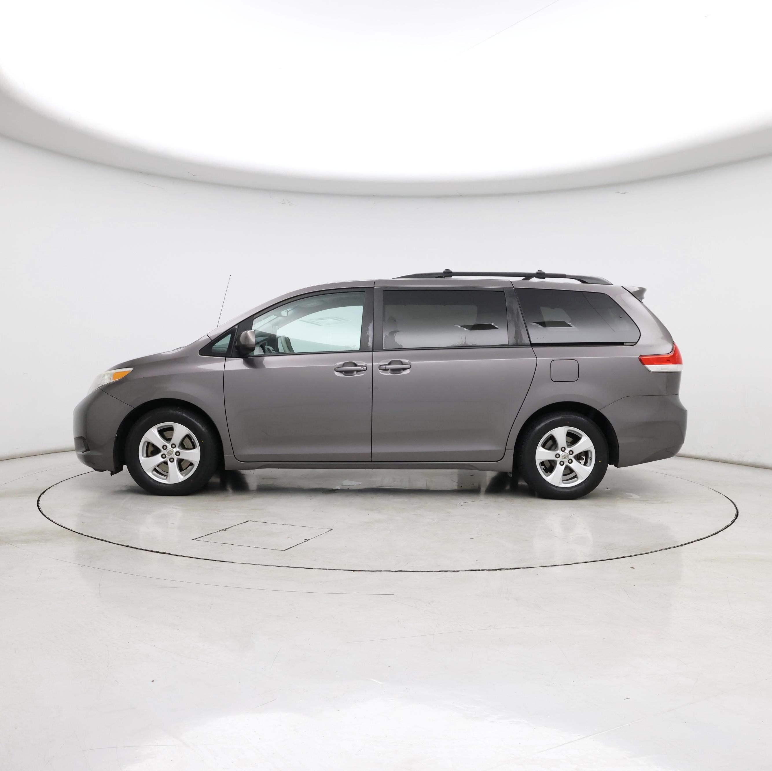 Thumbnail: 2014 Toyota Sienna - 3