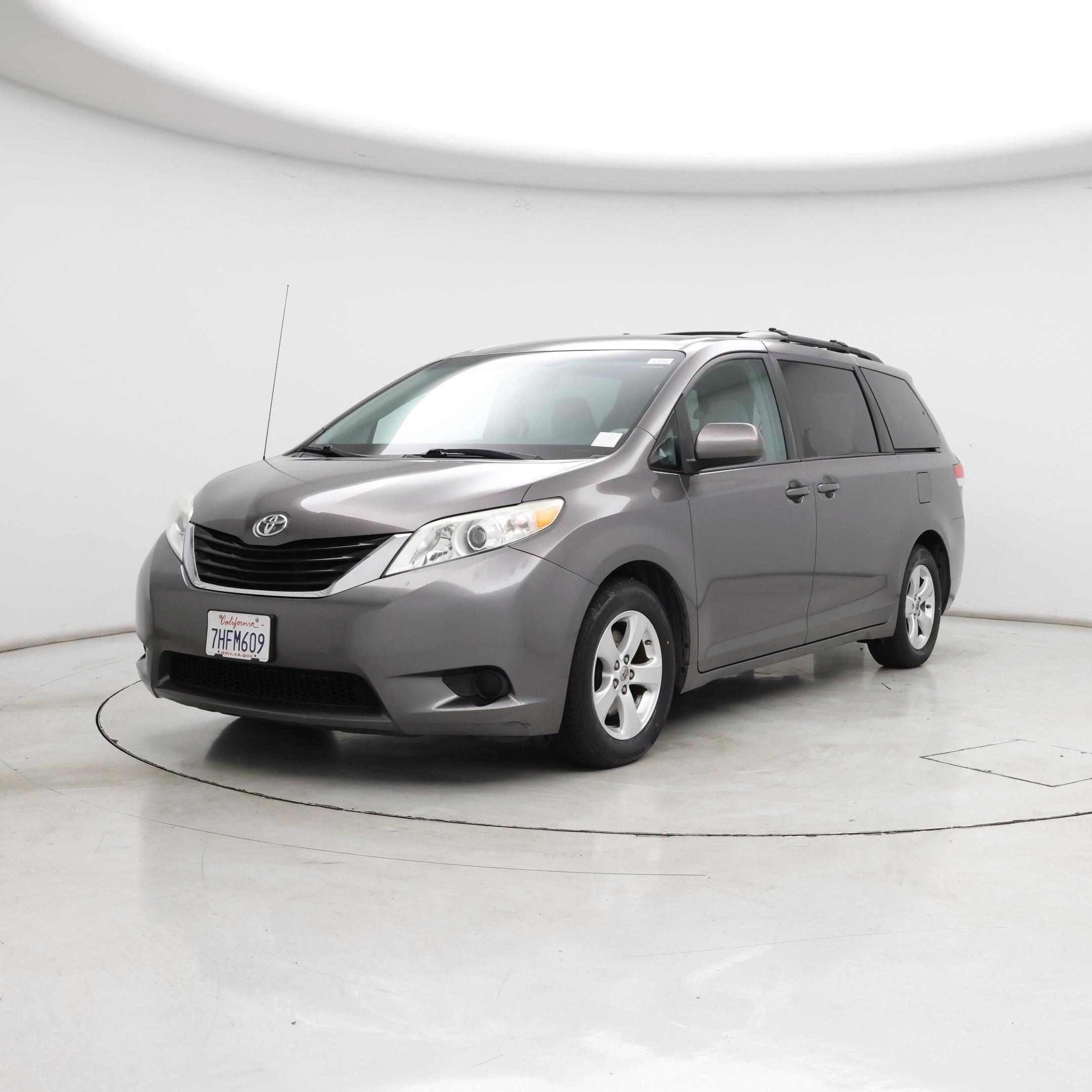 Thumbnail: 2014 Toyota Sienna - 4