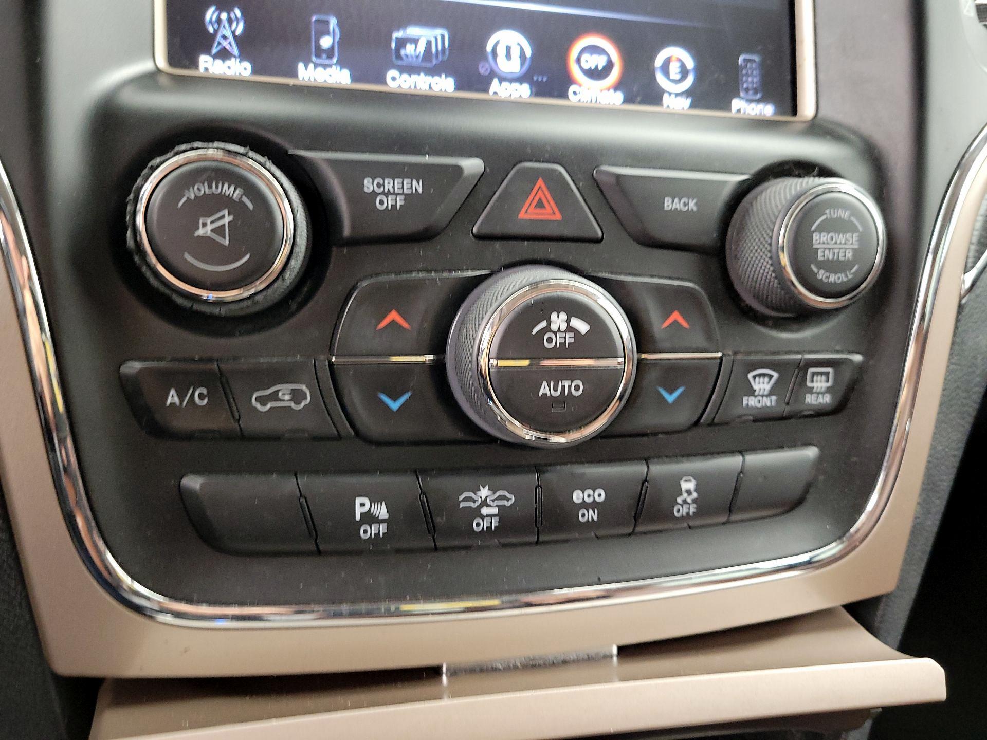 Thumbnail: 2015 Jeep Grand Cherokee - 17