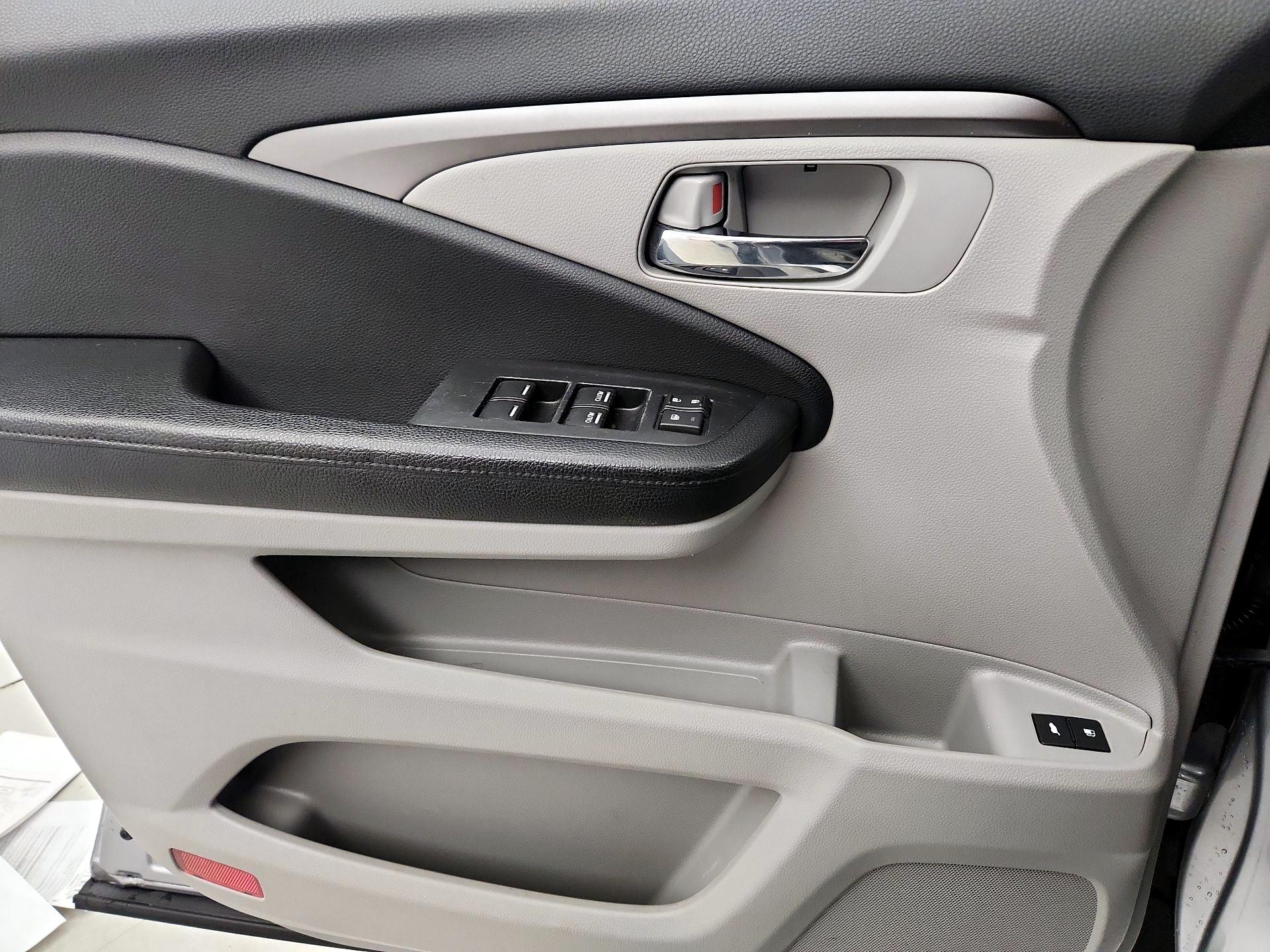 Thumbnail: 2017 Honda Pilot - 12