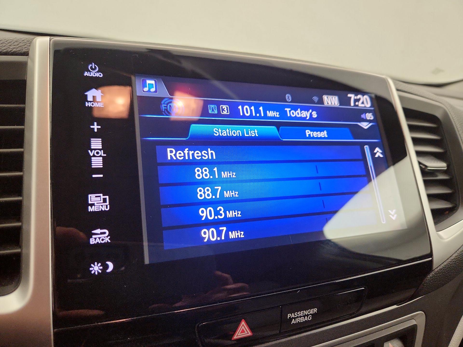 Thumbnail: 2017 Honda Pilot - 15