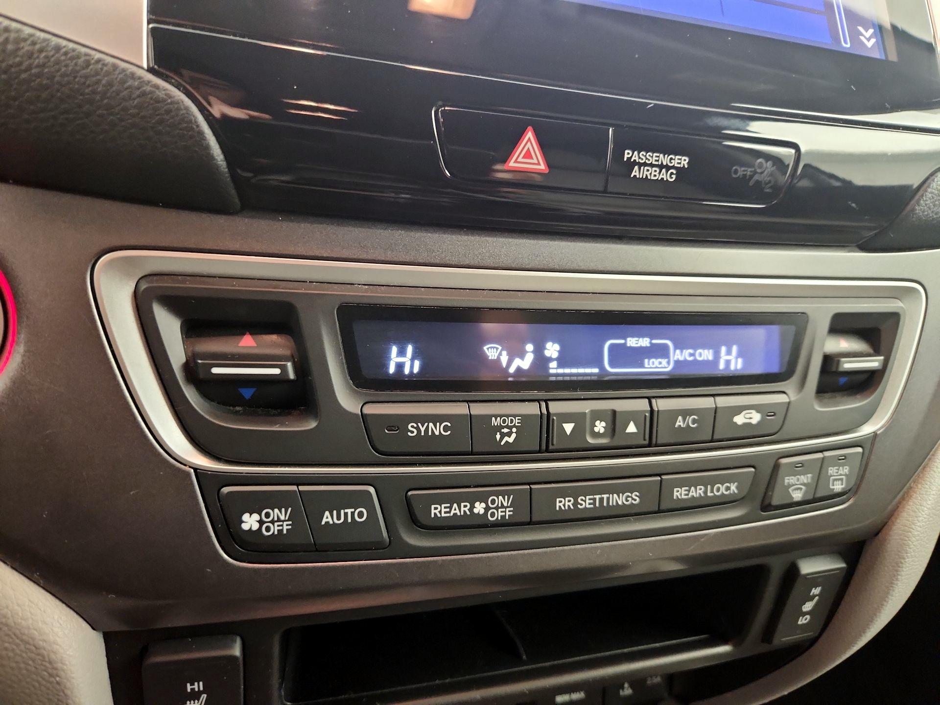 Thumbnail: 2017 Honda Pilot - 16