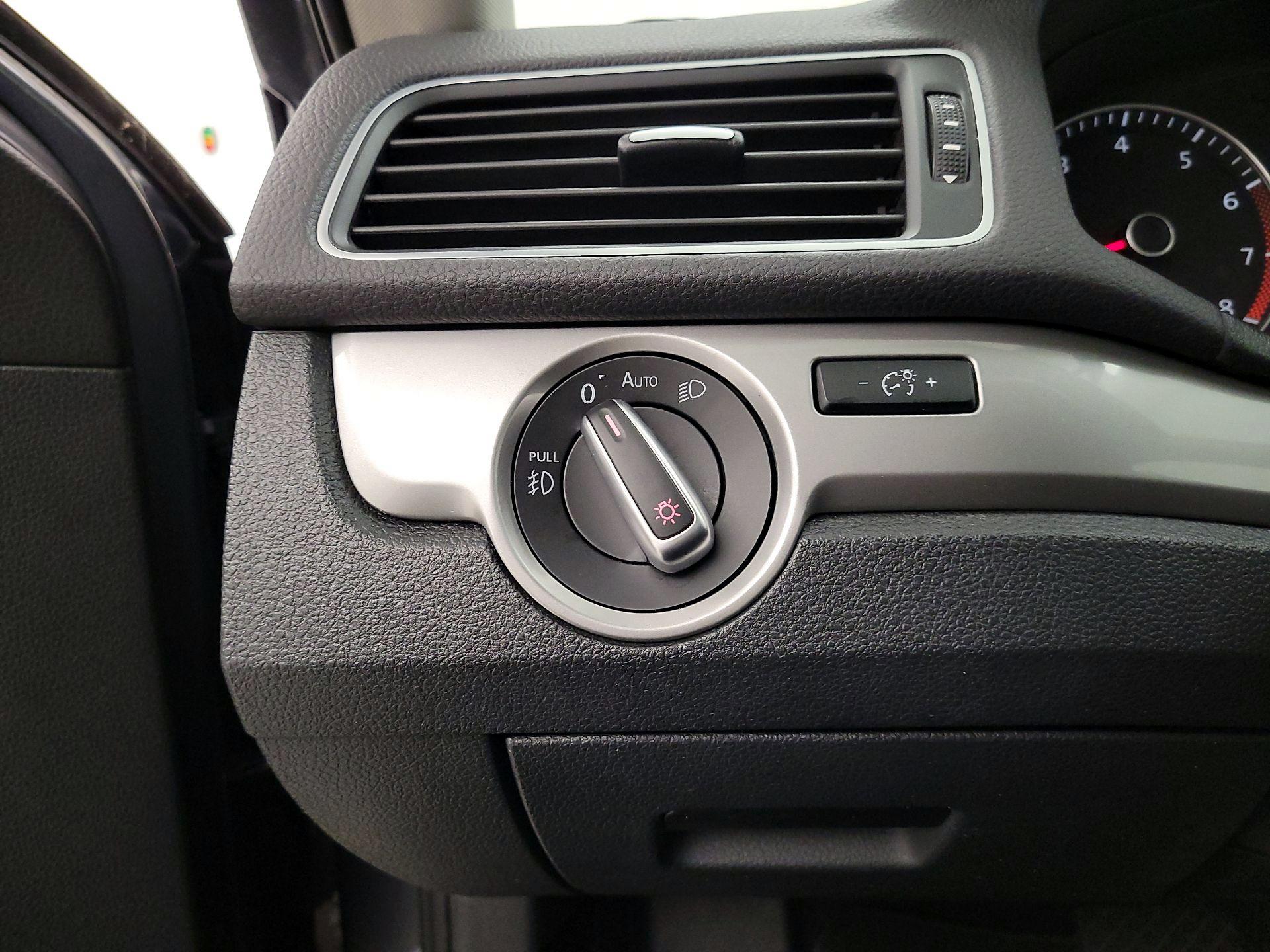 Thumbnail: 2015 Volkswagen Passat - 13