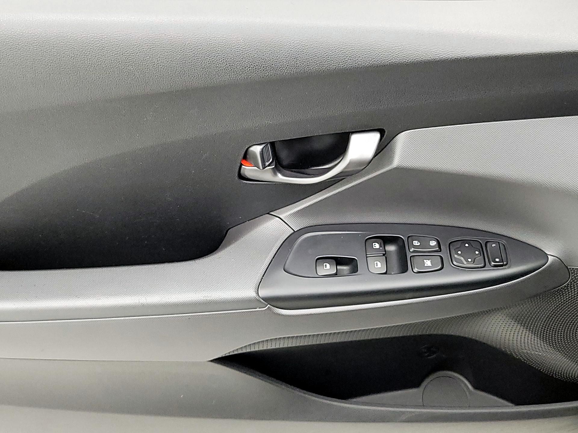 Thumbnail: 2019 Hyundai Veloster - 12