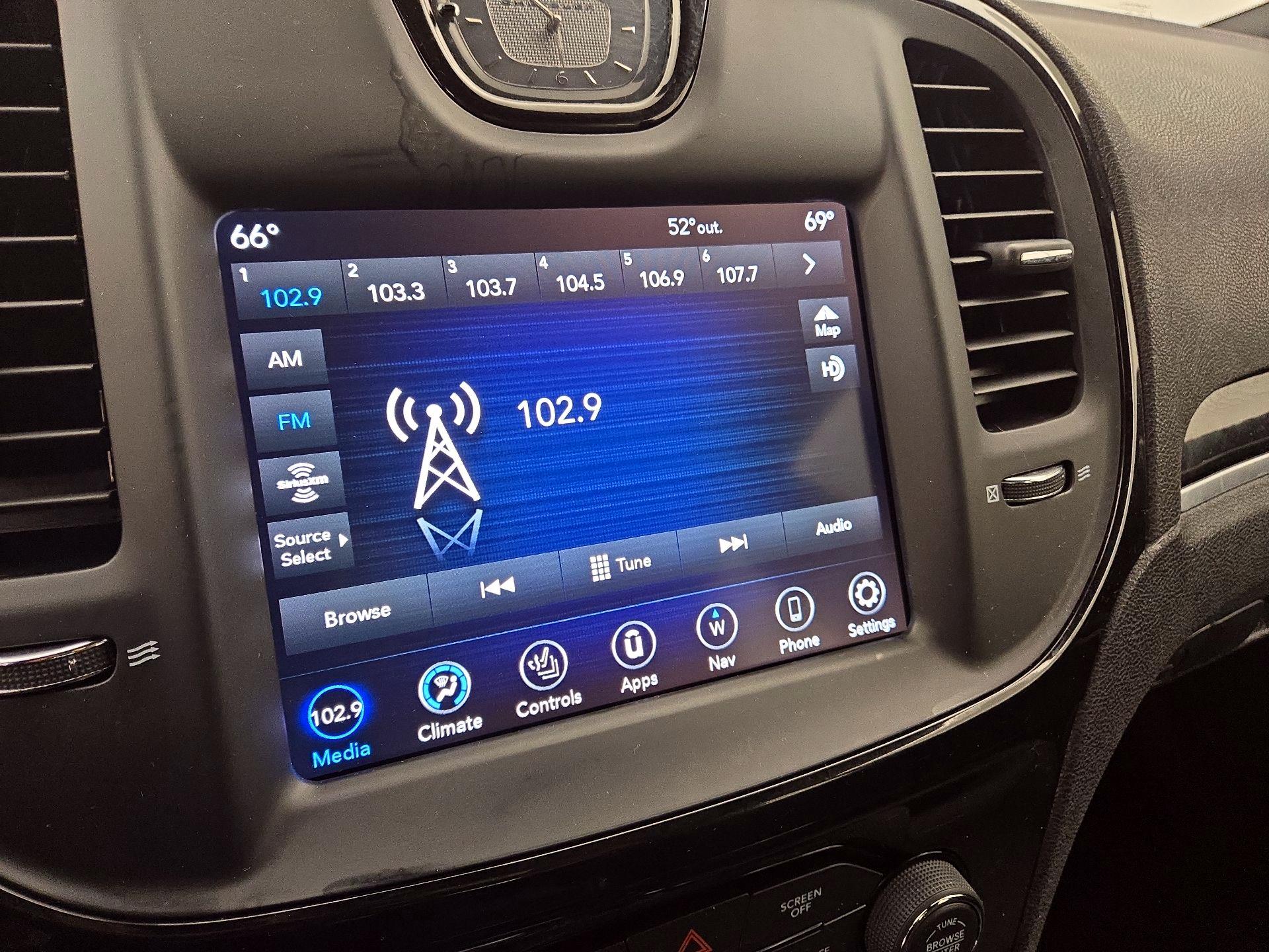 Thumbnail: 2022 Chrysler 300 - 15